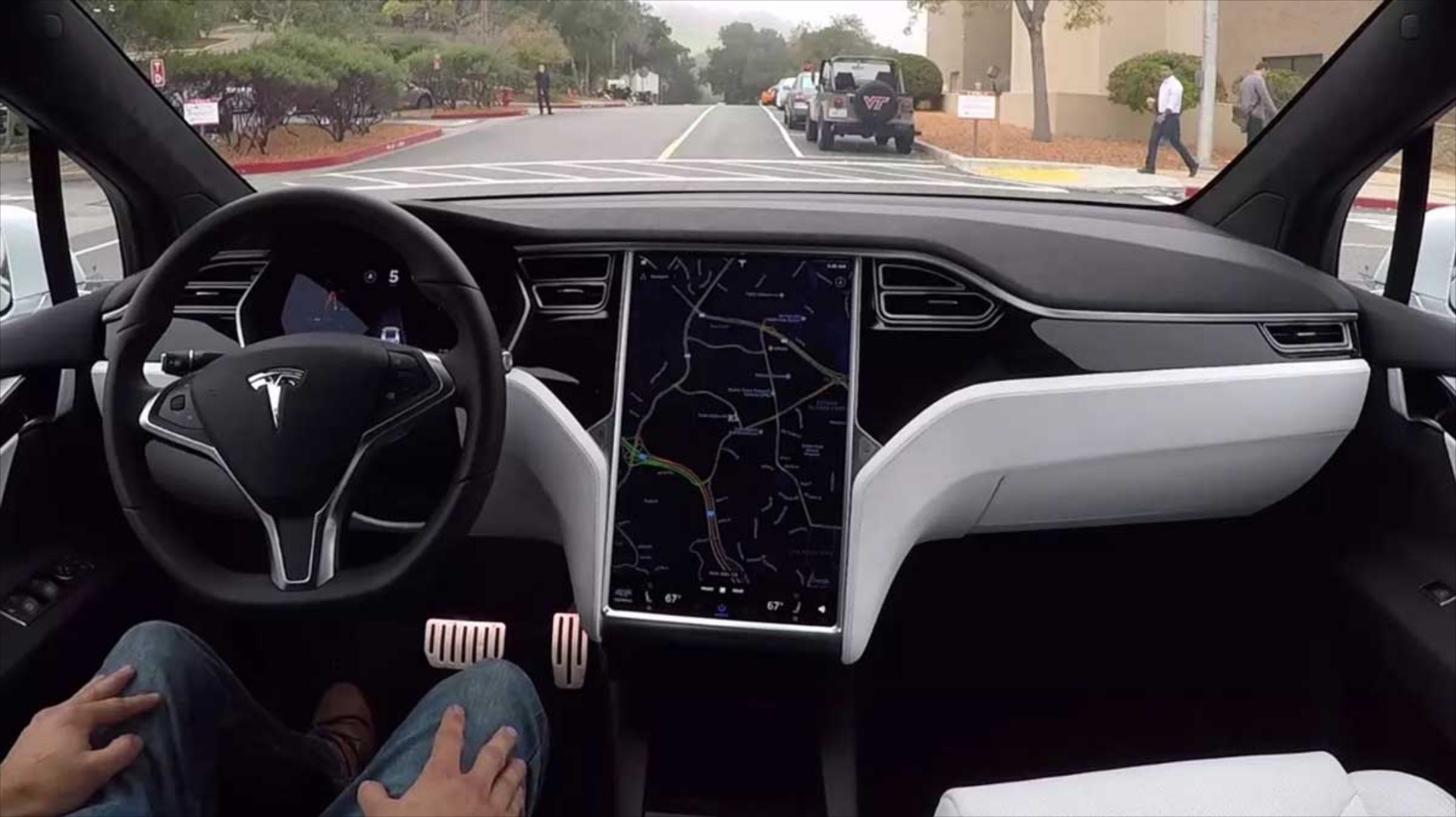 Δες τον αυτόματο πιλότο της Tesla να «σηκώνει τα χέρια ψηλά» σε μποτιλιαρισμένο δρόμο του Βιετνάμ [Video]