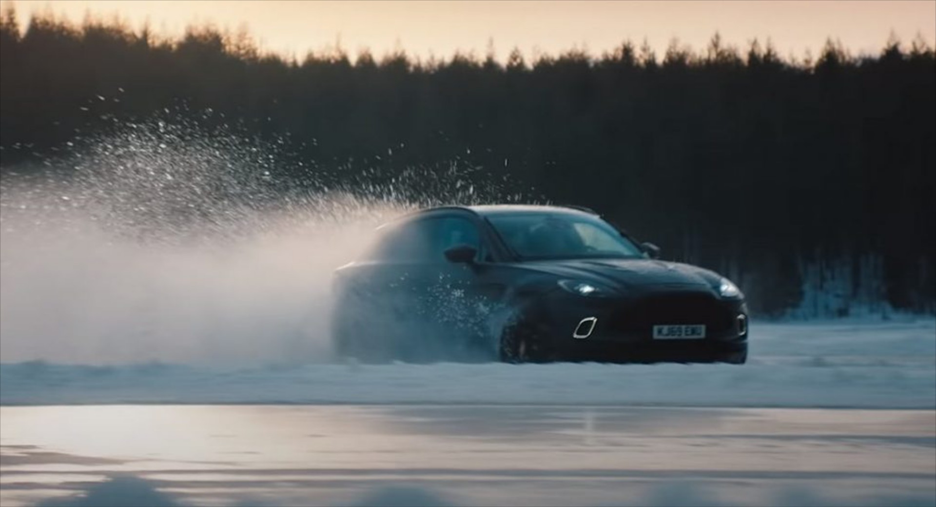 O Vettel αλλάζει το μονοθέσιο της Aston Martin με την DBX [Video]
