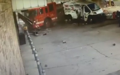 Video: Πυροσβεστικό όχημα πέφτει σε πρατήριο καυσίμου έπειτα από σύγκρουση με SUV