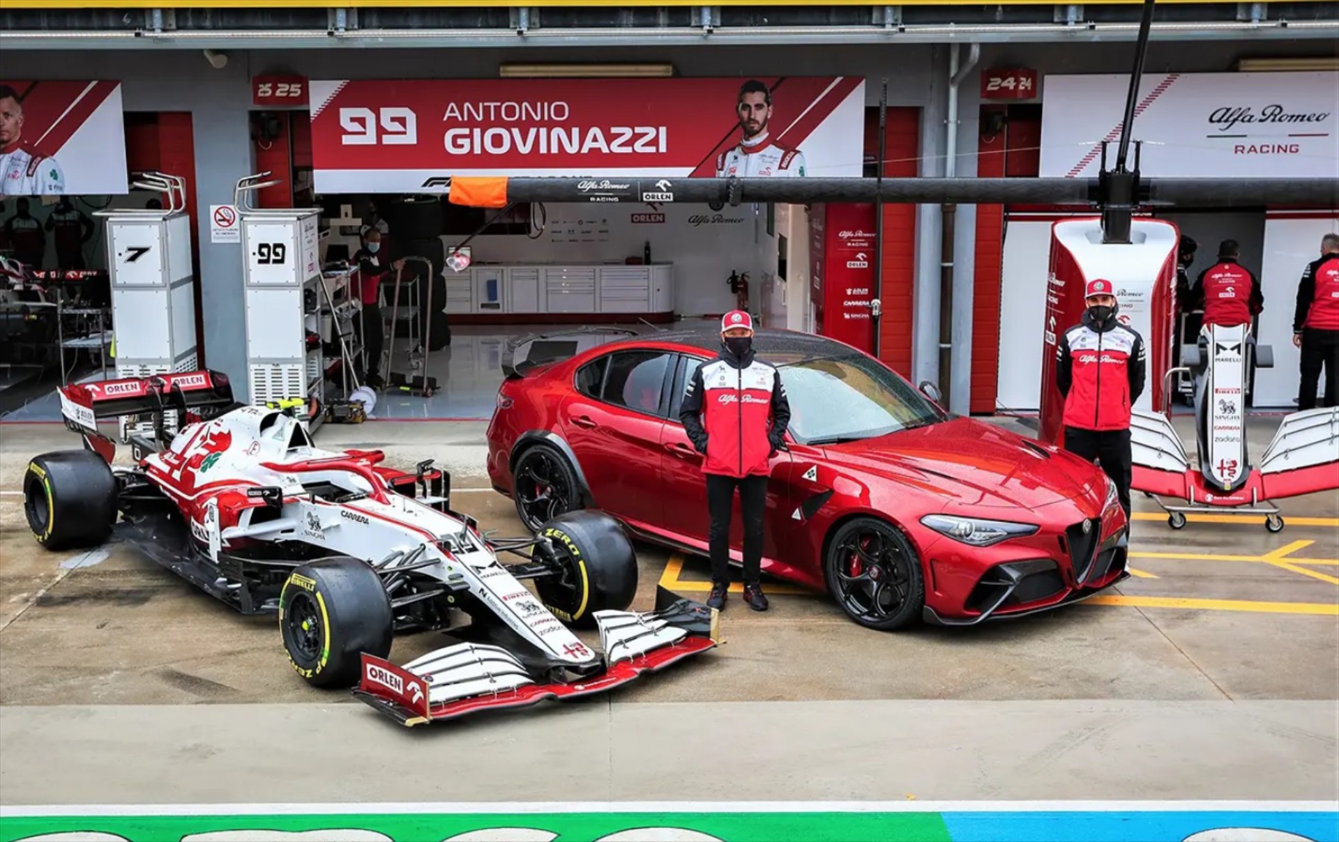 Οι Kimi Räikkönen και Antonio Giovinazzi καλωσορίζουν την Giulia GTAm στην Ίμολα