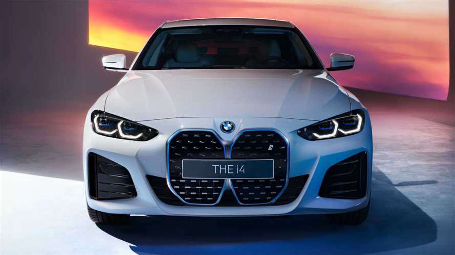 Η ηλεκτρική BMW i4 εμφανίστηκε με καλούδια της M Sport