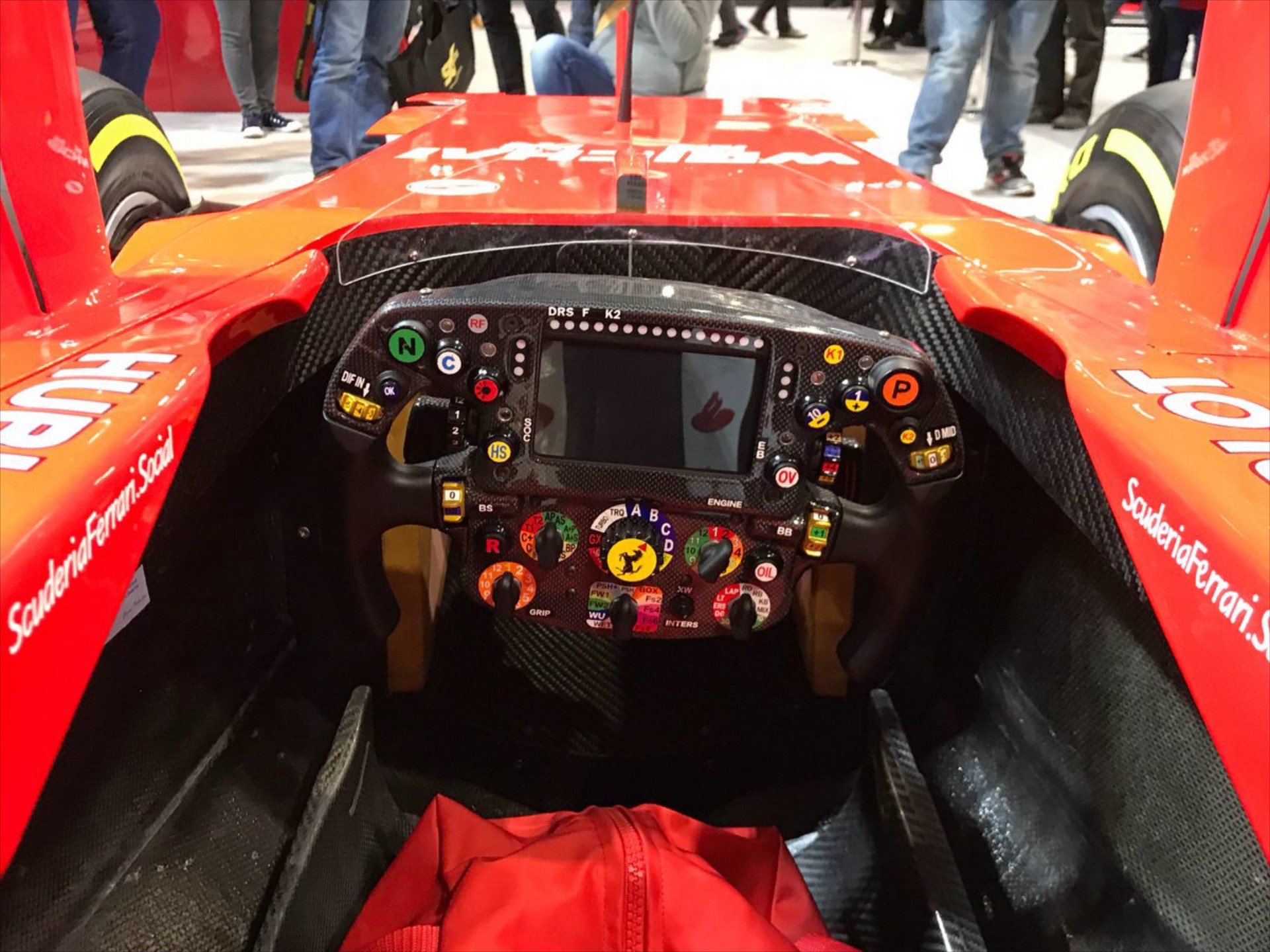 O Carlos Sainz Jr. μας εξηγεί πως λειτουργεί ένα τιμόνι μονοθεσίου της F1 [Video]