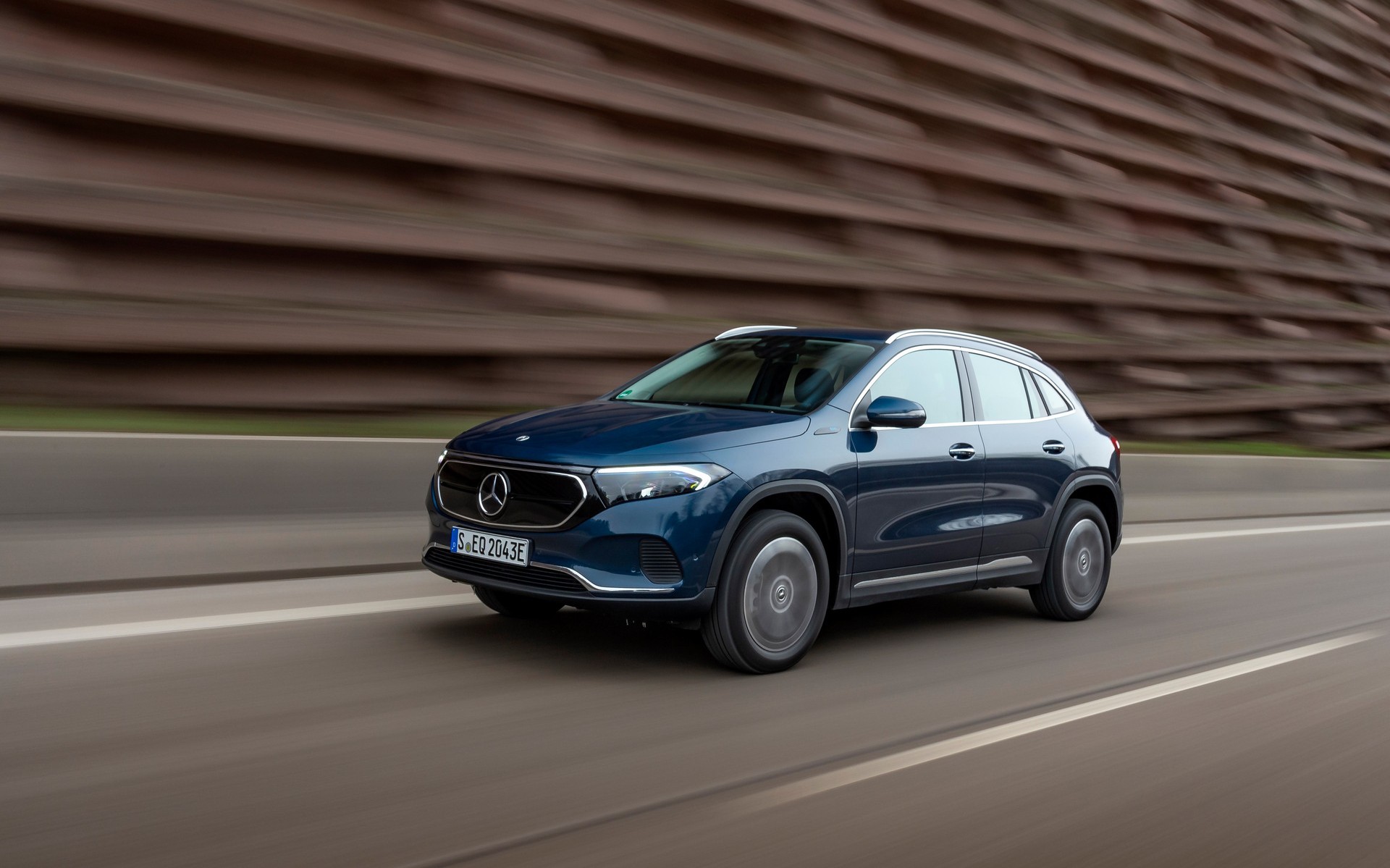 Mercedes-Benz EQA: Ισχυρότερες και 4κίνητες εκδόσεις