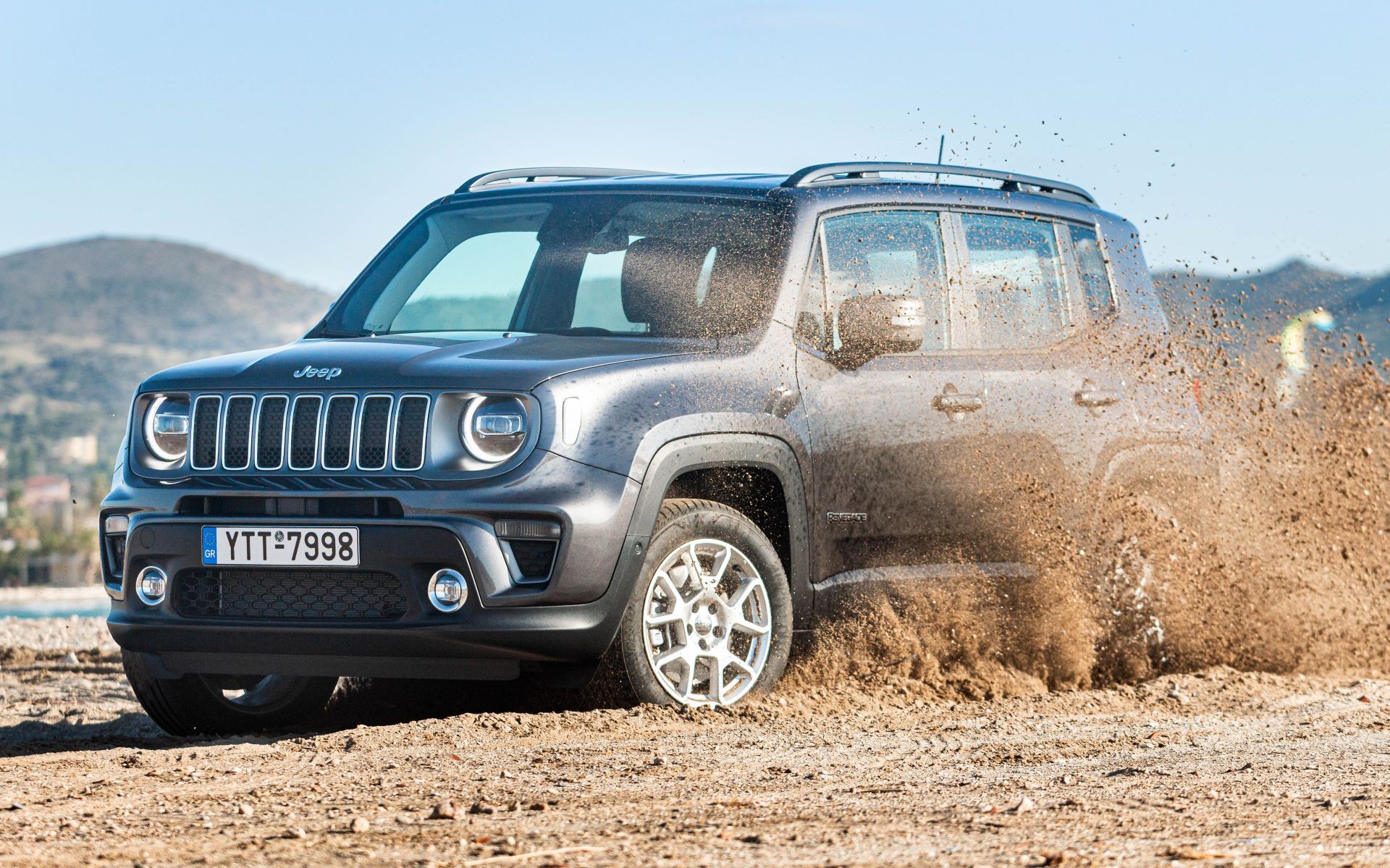 Ποιο είναι το πρώτο Jeep που μπαίνει στην πρίζα; (video) 