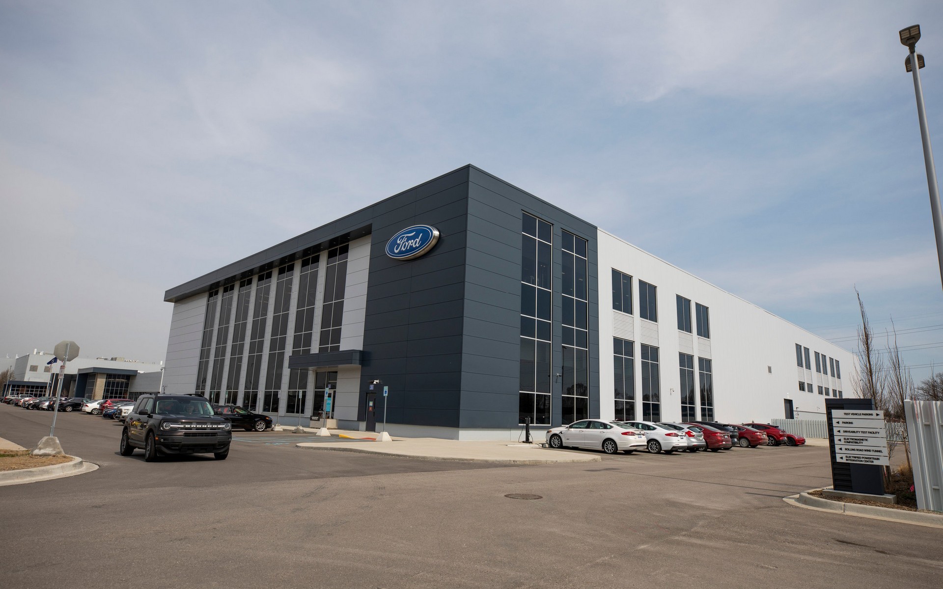 Η Ford επιταχύνει την έρευνα και εξέλιξη στον τομέα των μπαταριών