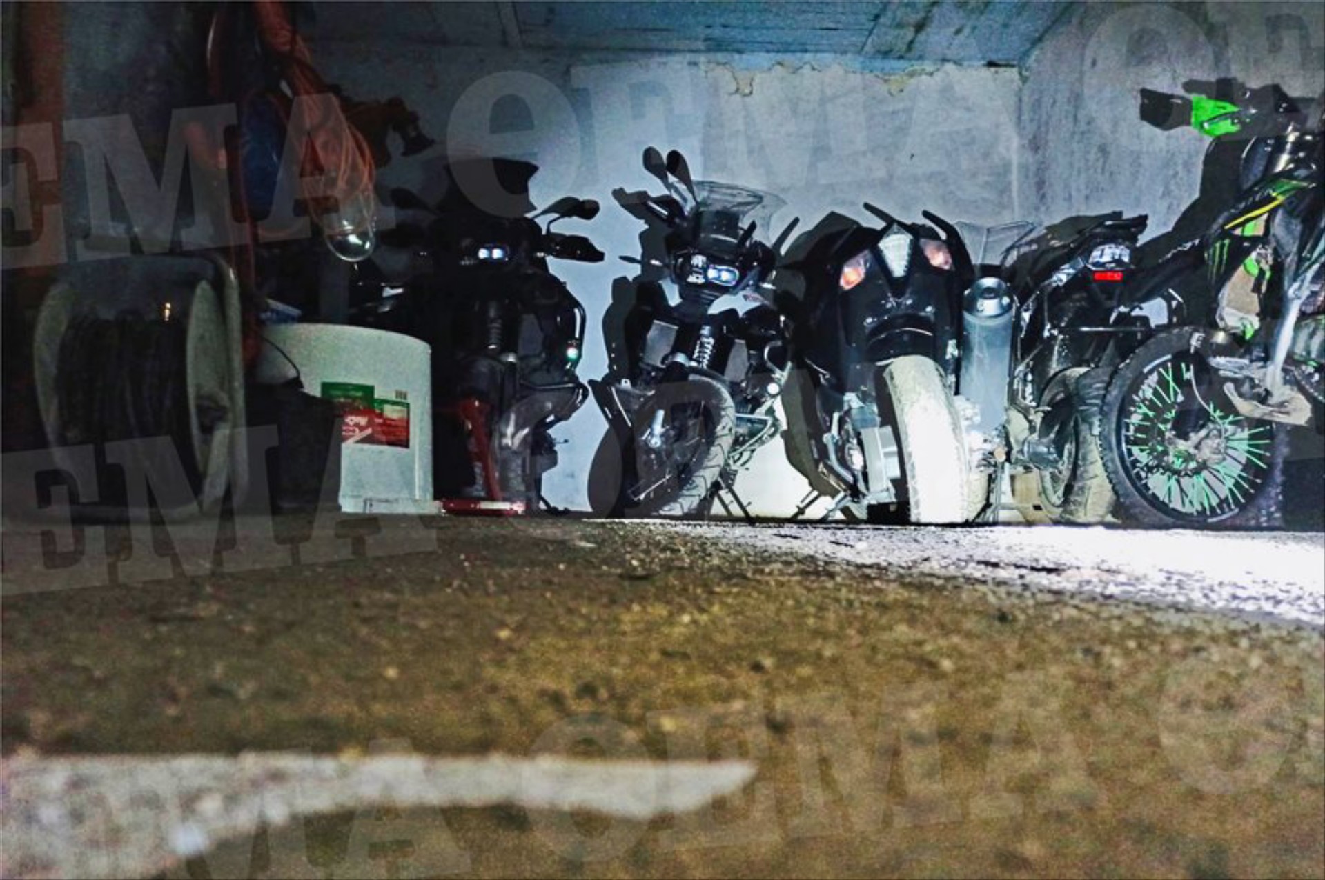 Έφοδος σε αποθήκη με κλεμμένες μηχανές στο Μενίδι
