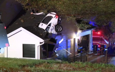 Αυτοκίνητο προσγειώθηκε μέσα σε σπίτι δίπλα στους ιδιοκτήτες που κοιμόντουσαν! [Video]