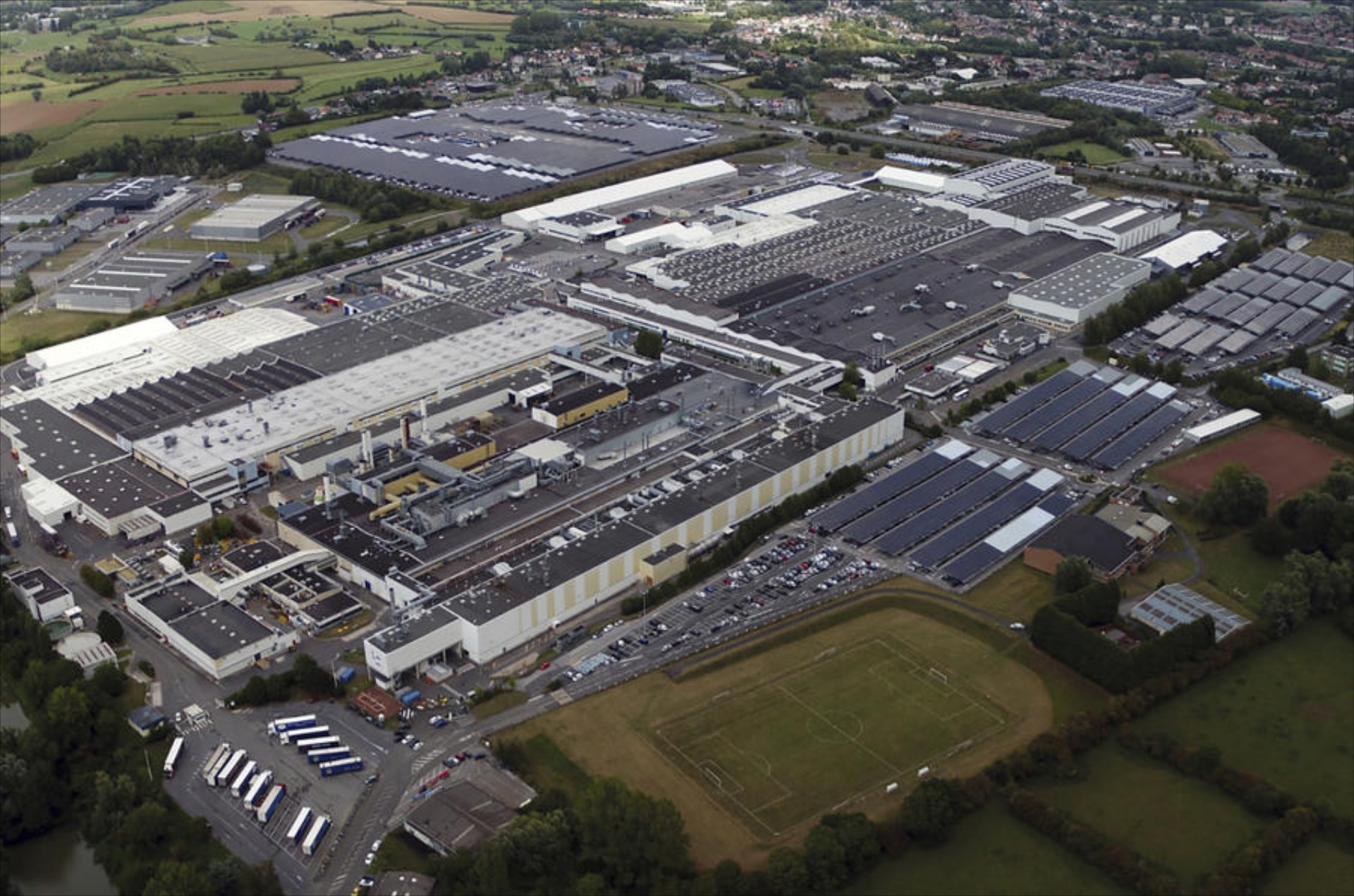 Ποια εταιρεία σχεδιάζει το μεγαλύτερο σύμπλεγμα παραγωγής ηλεκτρικών οχημάτων στην Ευρώπη;