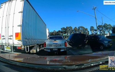 Corolla συγκρούεται με RAV4 και φέρνει τούμπες πάνω σε δύο άλλα αυτοκίνητα [Video]