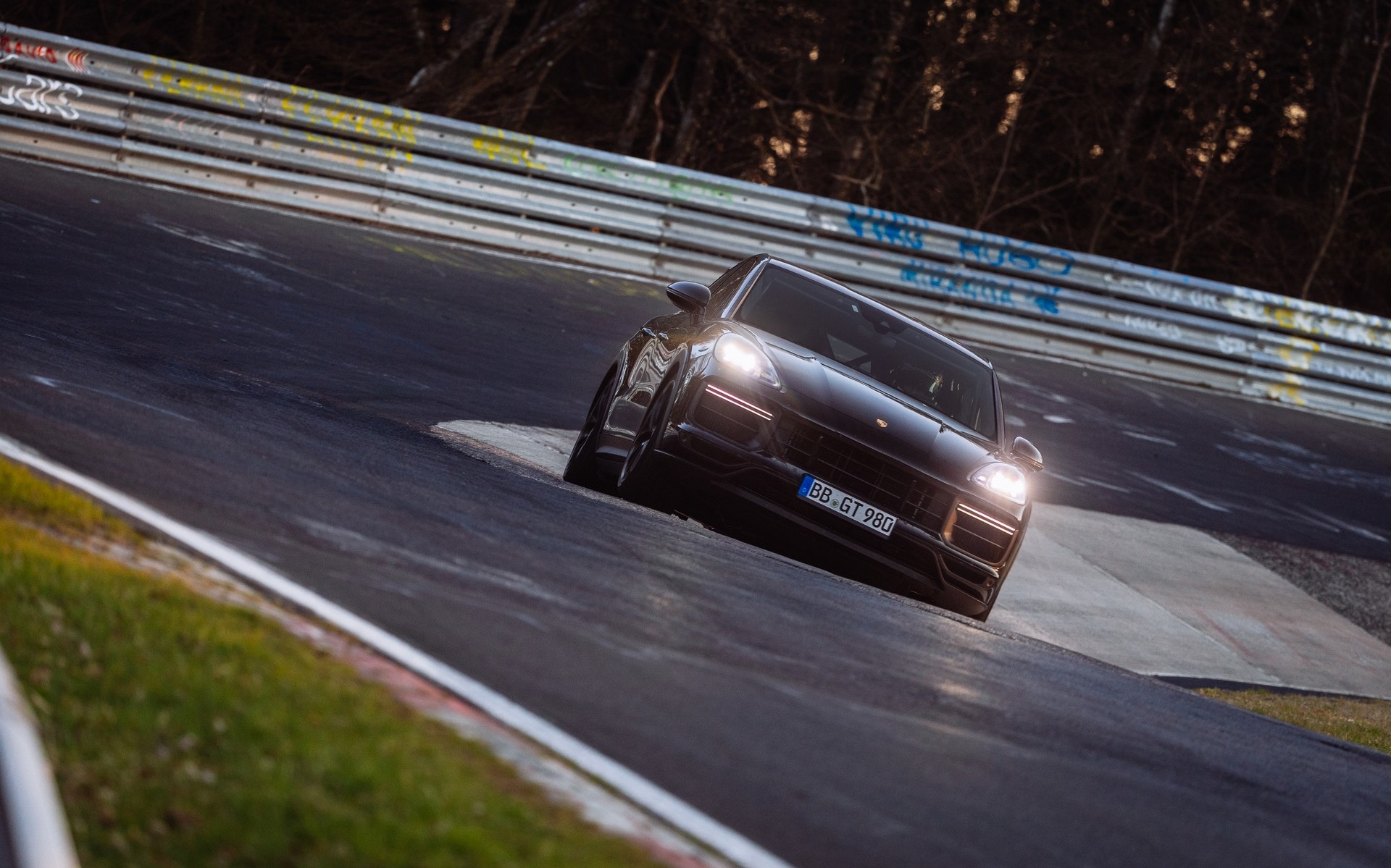 H Porsche Cayenne διέλυσε το ρεκόρ για SUV στο Nurburgring (video)