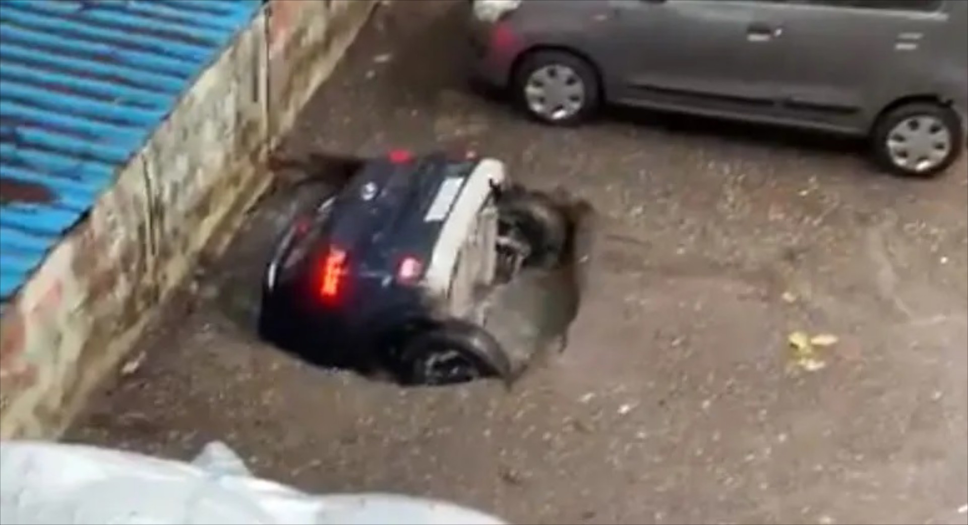 Απίστευτο: Είναι λες και η τρύπα άνοιξε μόνο γι’ αυτό το Hyundai! [Video]