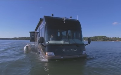 Πολυτελές τροχόσπιτο που γίνεται yacht σε μόλις 5' [Video]