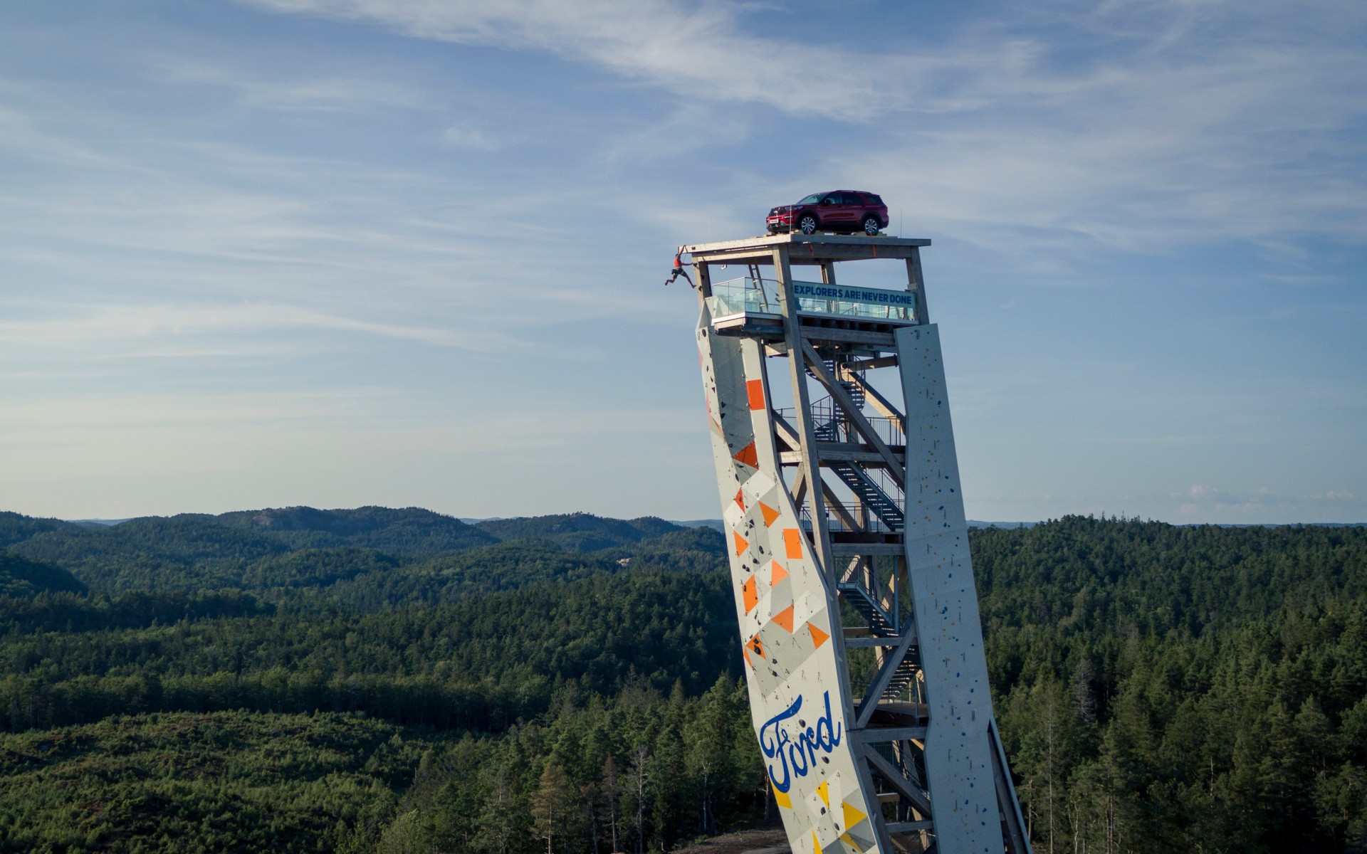 Θα σκαρφάλωνες 47 μέτρα για να αποκτήσεις ένα Ford Explorer Plug-In Hybrid για δύο χρόνια; (video)