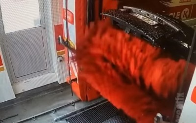 Το πορτμπαγκάζ ενός Range Rover άνοιξε μέσα σε αυτόματο πλυντήριο! (video)