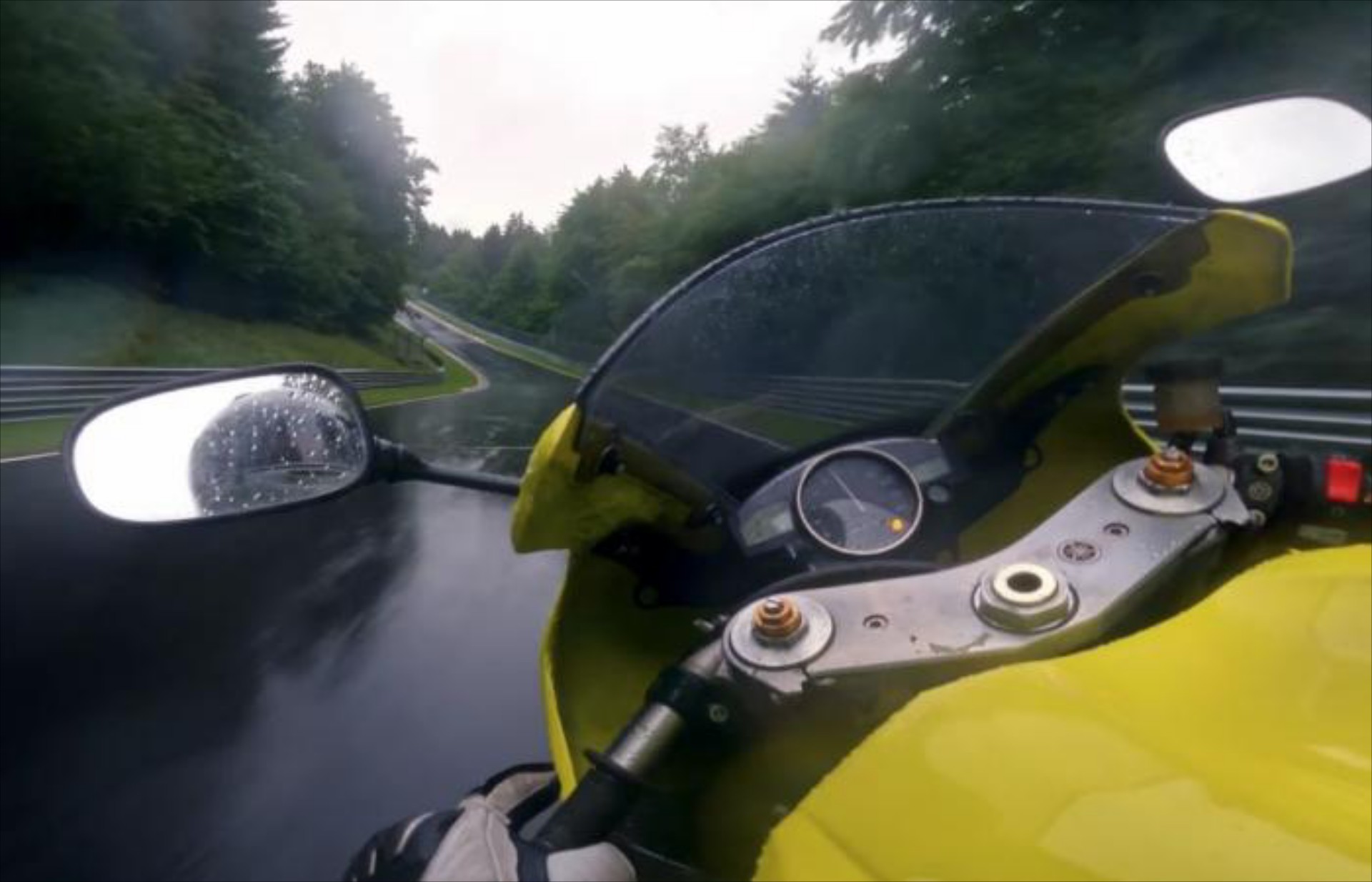 Πηγαίνοντας τέρμα γκάζι με Yamaha R1 στο βρεγμένο Nurburging [Video]