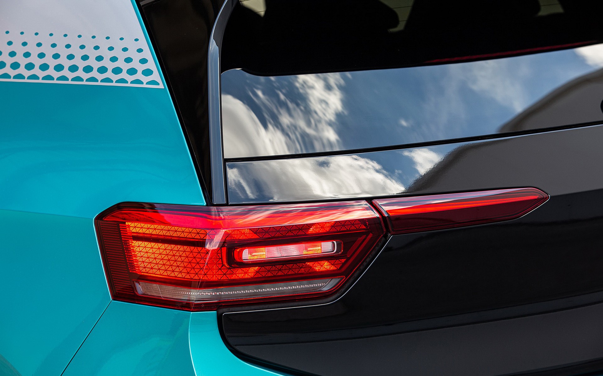 Ποιο ηλεκτρικό με 150 ίππους προσφέρεται με κόστος κάτω από 15.000 ευρώ εάν ο αγοραστής πληροί μία απαραίτητη προϋπόθεση;