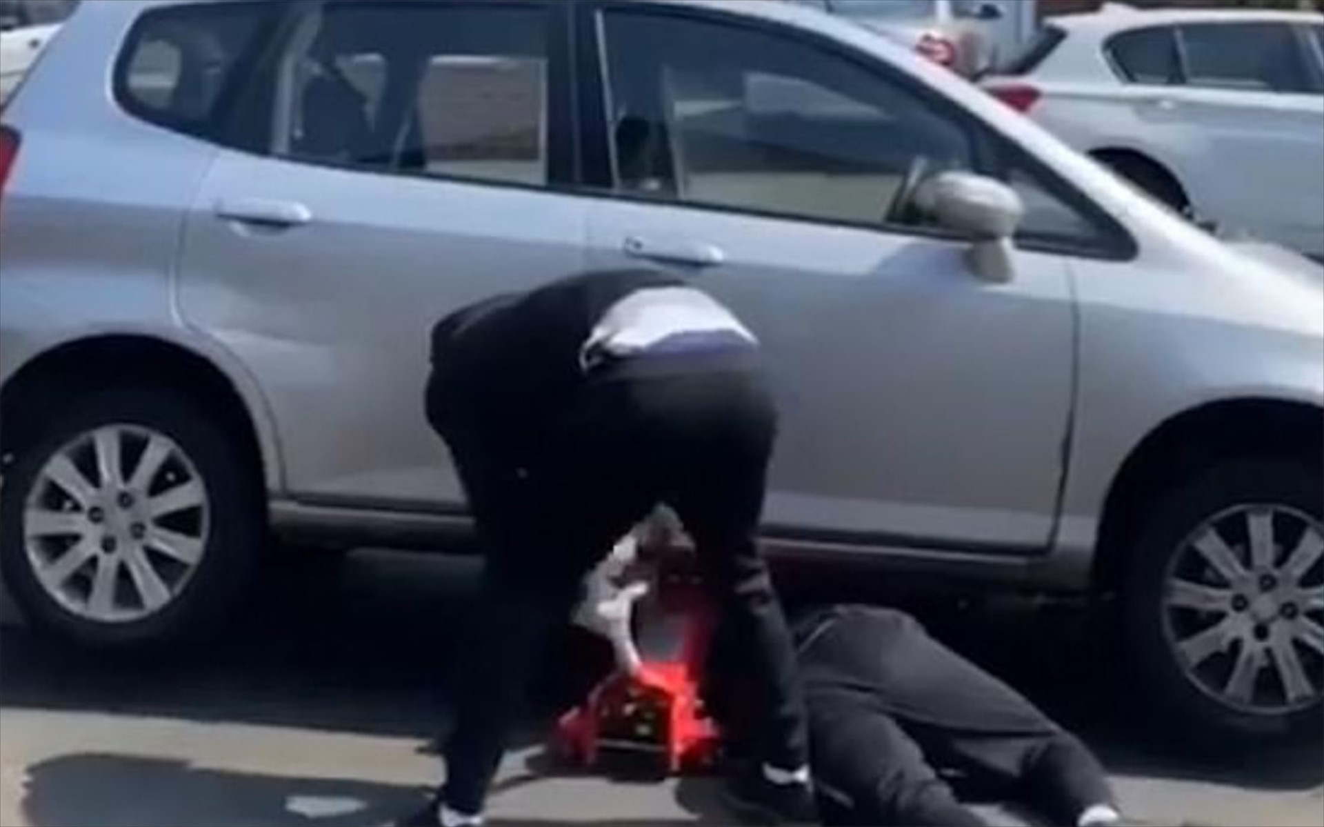 Η Αστυνομία συνέλαβε 4 νεαρούς που έκλεβαν καταλύτες αυτοκινήτων