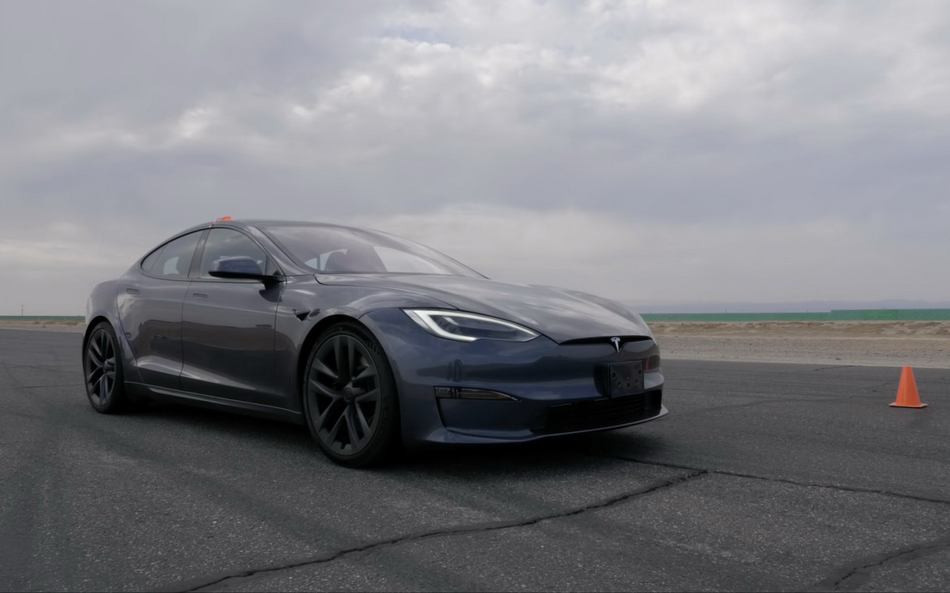 Το Tesla Model S Plaid εναντίον των δύο ταχύτερων μοτοσυκλετών στον κόσμο [Video]