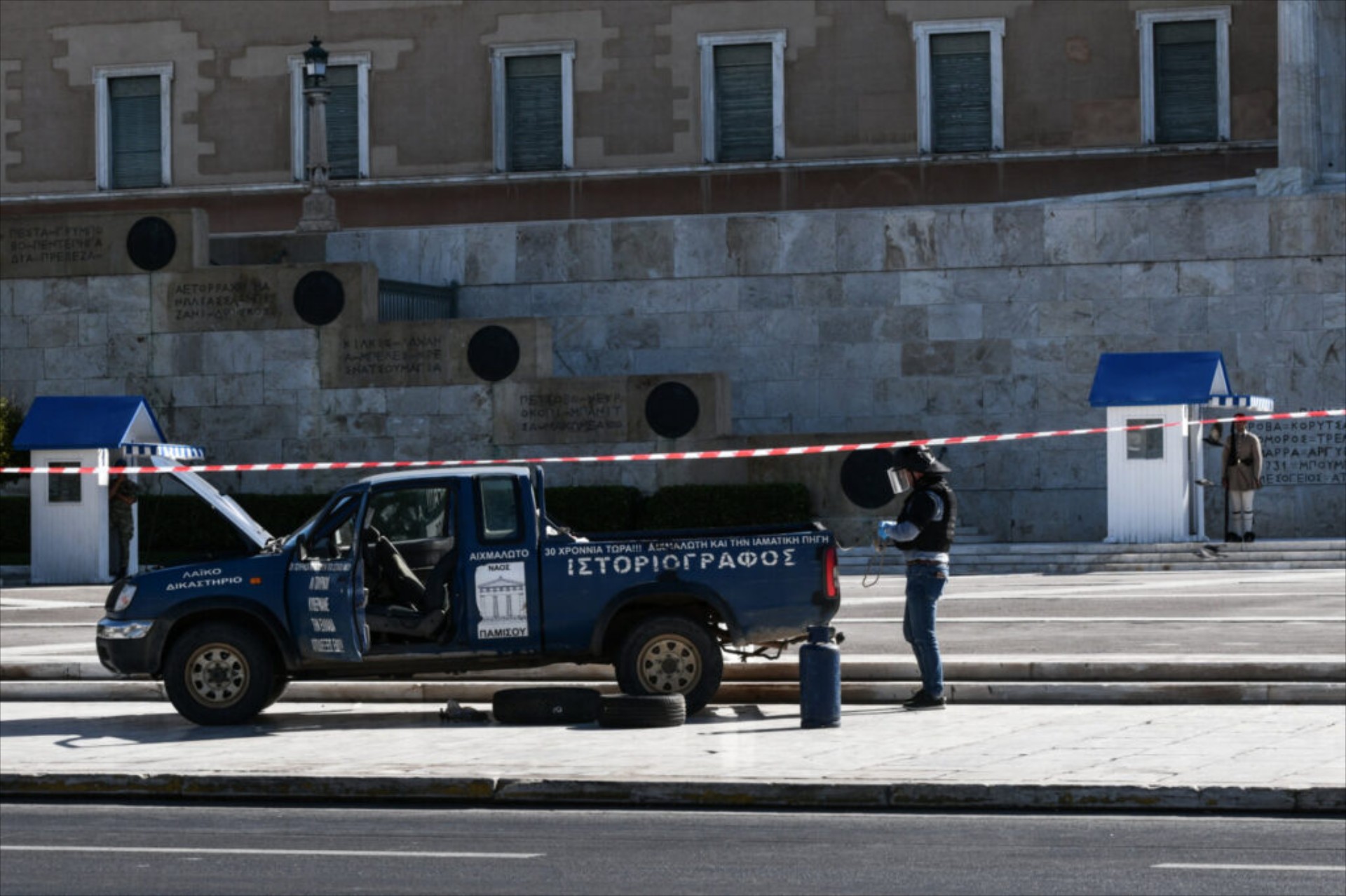 Ανέβηκε με το αγροτικό στο μνημείο του Άγνωστου Στρατιώτη 