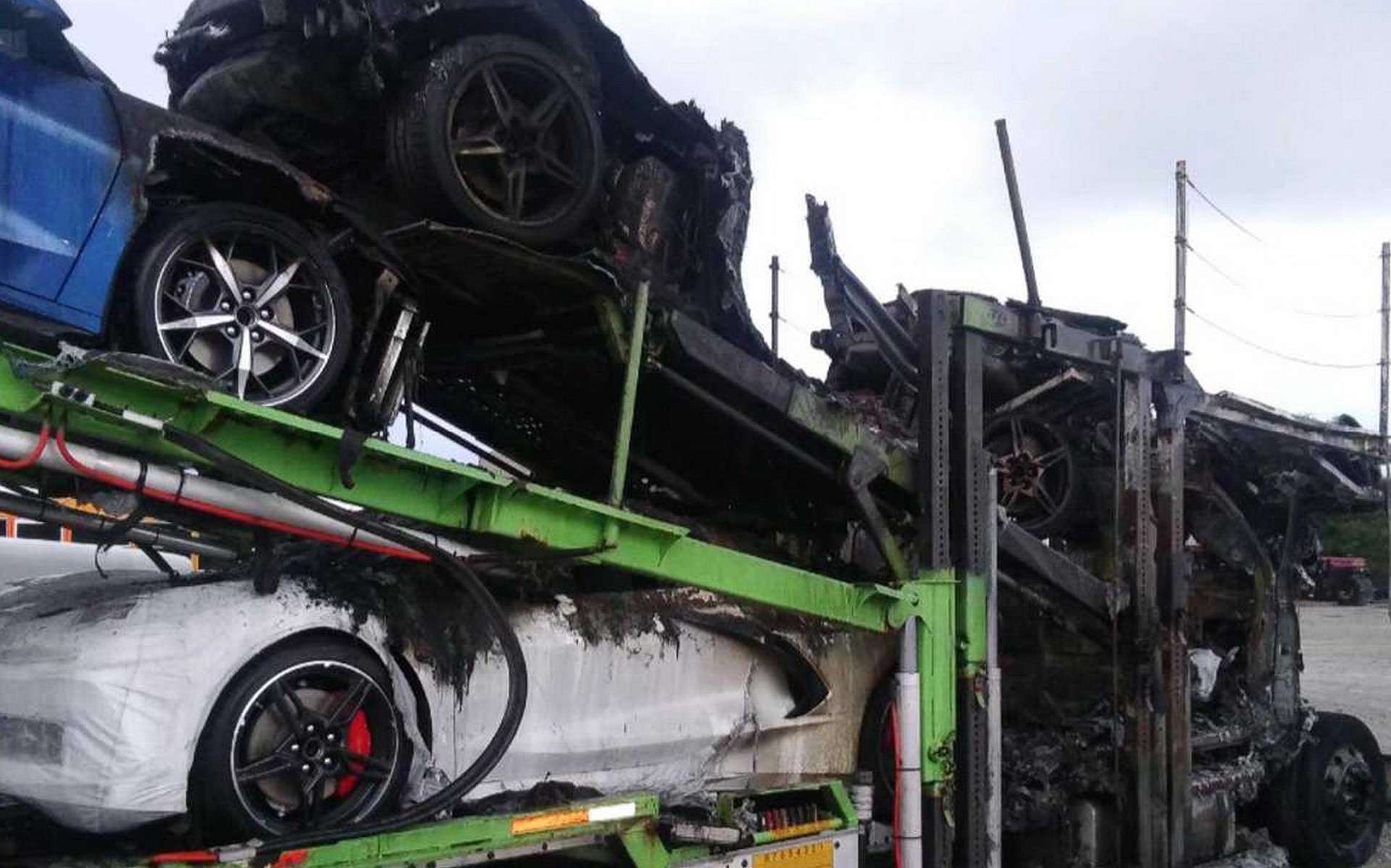 Στάχτη και αποκαΐδια έγιναν έξι ολοκαίνουριες Corvette C8 (video)