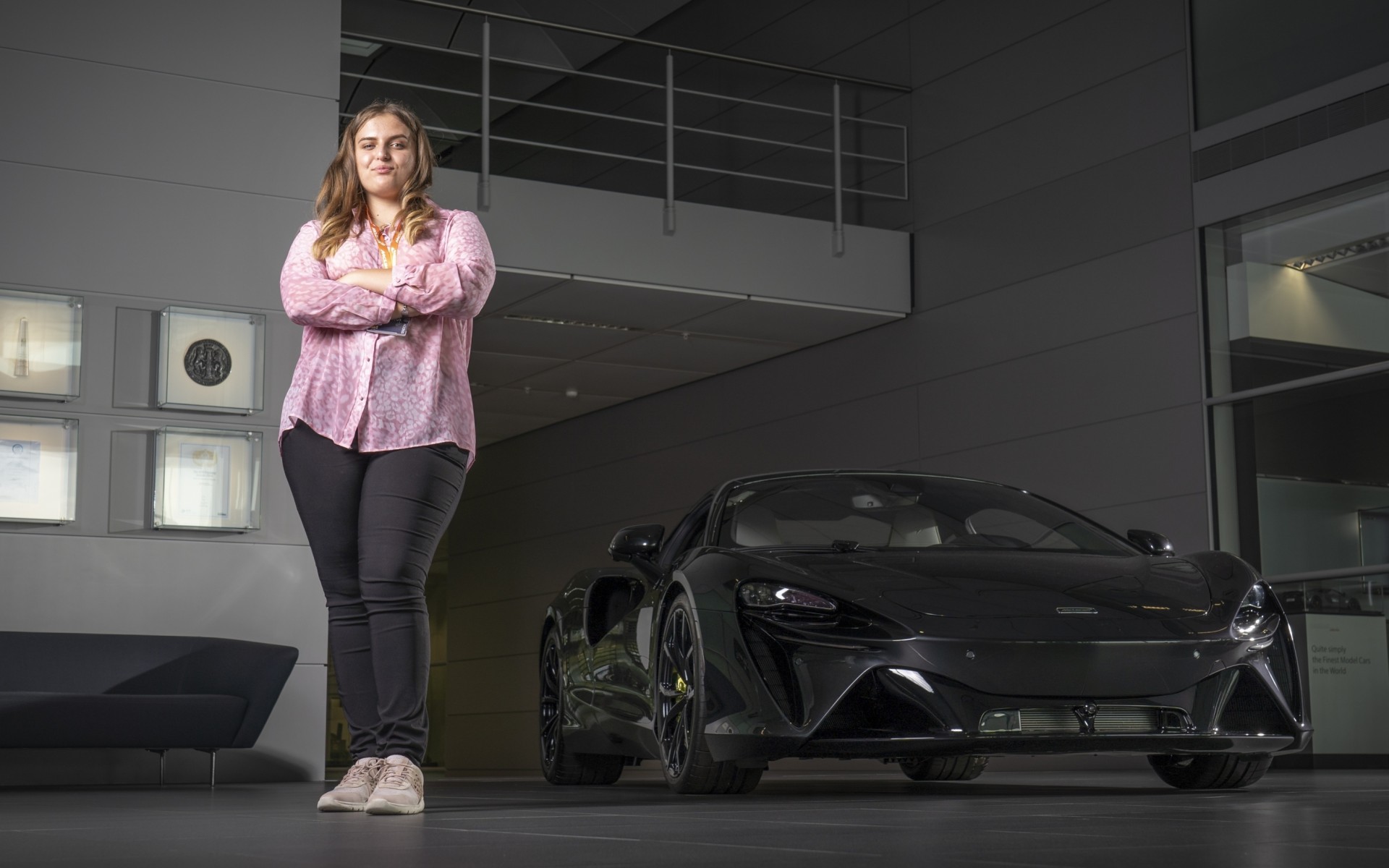 Μια 17χρονη έγινε για 1 ημέρα αφεντικό της McLaren (video)