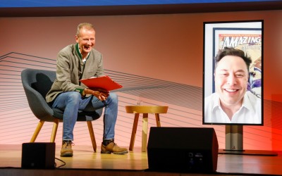 Τι δουλειά έχει ο ιδιοκτήτης της Tesla στο συνέδριο της Volkswagen;