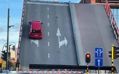 Αυτοκίνητο με όλη την οικογένεια μέσα πέφτει από γέφυρα! (video)