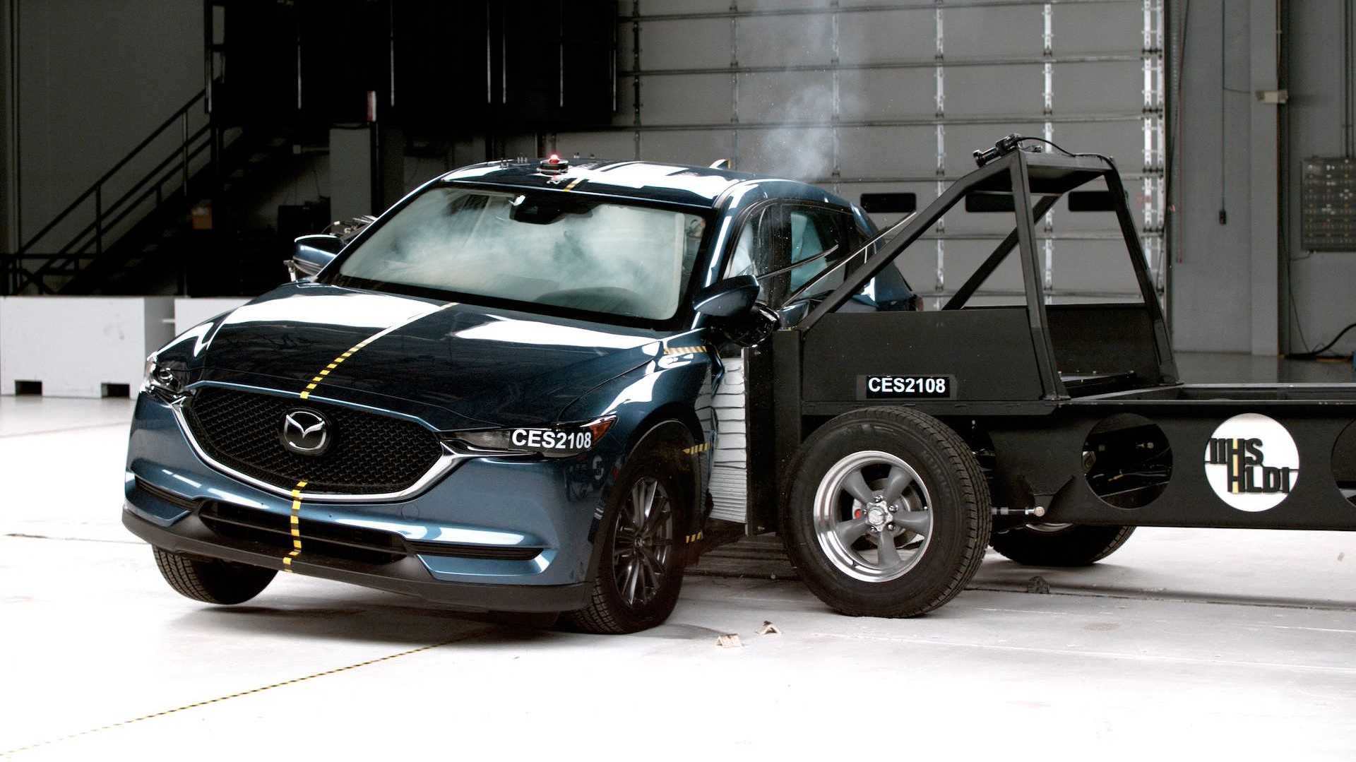 IIHS: Νέο crash test δυσκολεύει τα μικρά SUV - Άριστα στη Mazda (video)