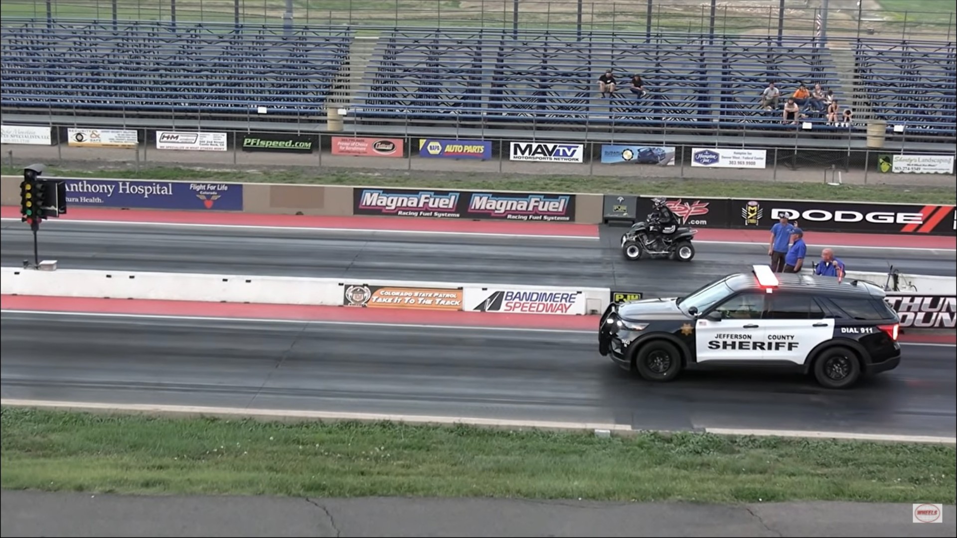 Απίστευτη κόντρα: Περιπολικό στήνεται στην γραμμή εκκίνησης δίπλα από ένα Quad bike! [Video]