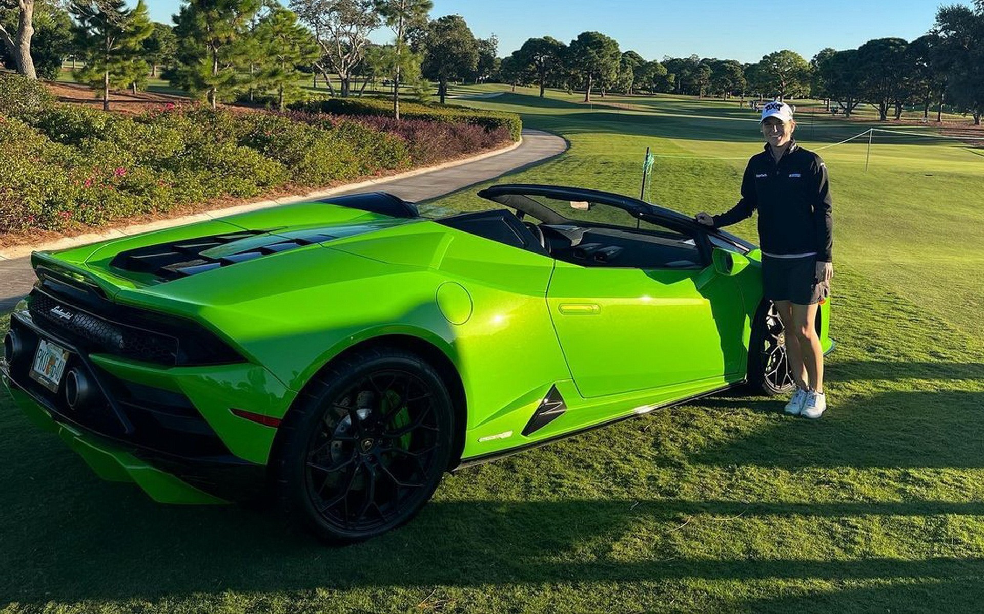 Αυτή η κοπέλα κέρδισε με ένα χτύπημα στο γκολφ την Lamborghini Huracan Spyder