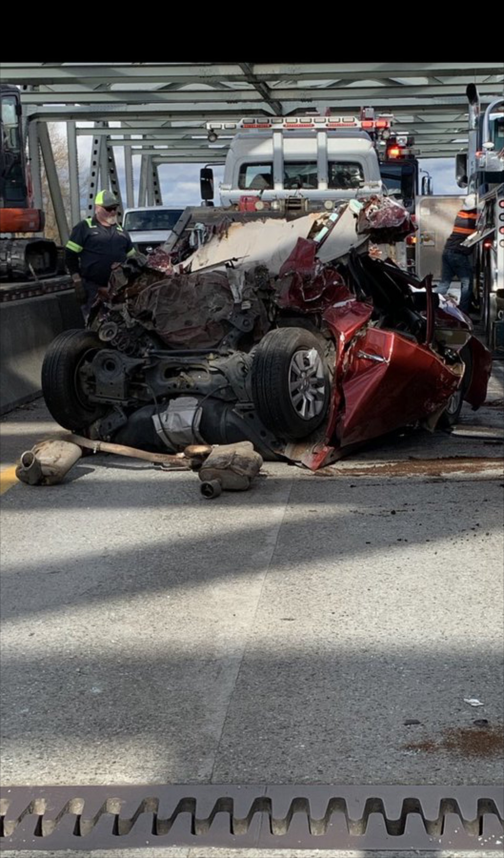 Κι όμως η οδηγός του οχήματος που καταπλακώθηκε από το φορτηγό βγήκε ζωντανή!