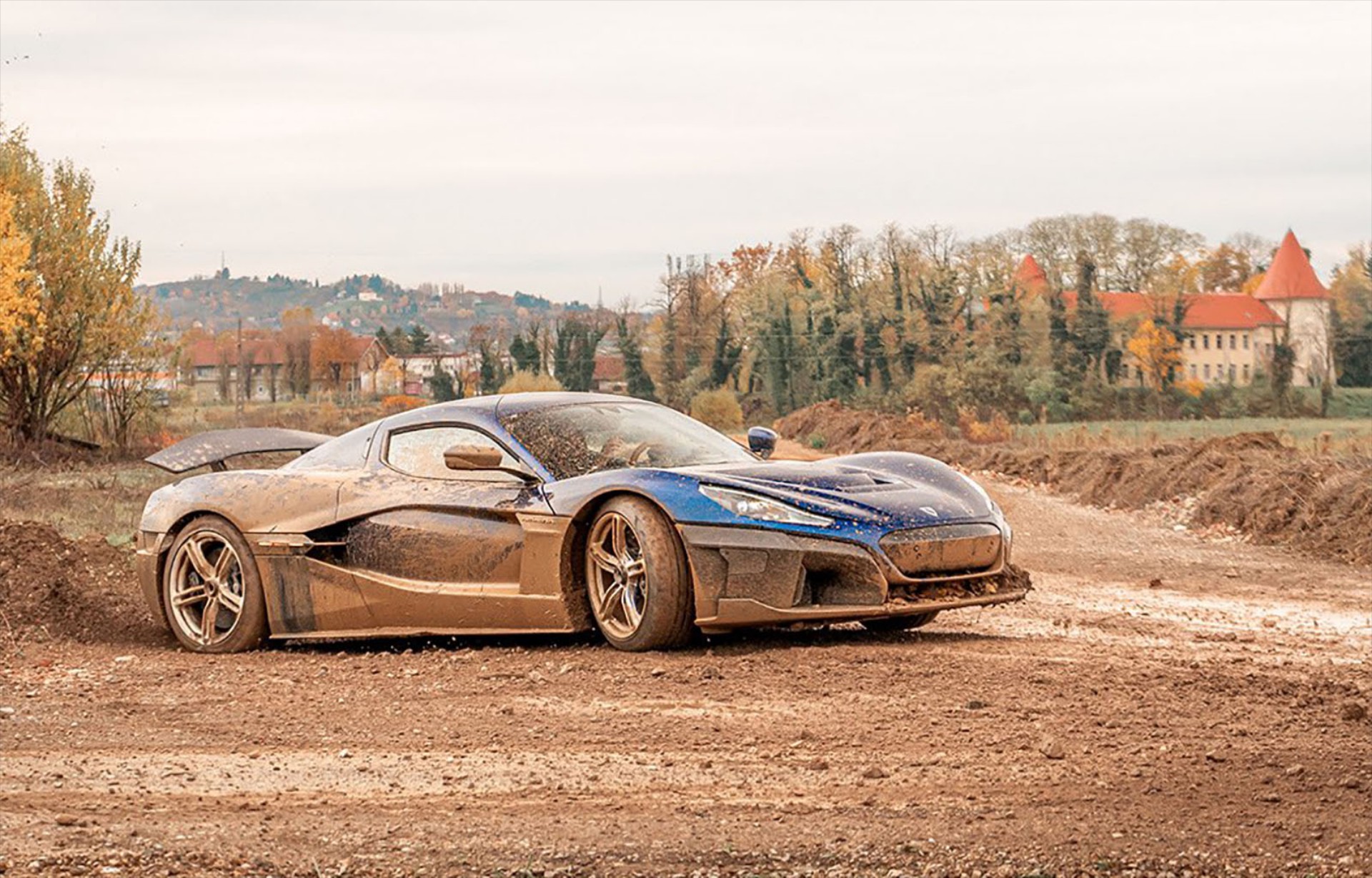 Rimac Nevera: Το υπεραυτοκίνητο των 1.914 ίππων μέσα στις λάσπες (video)