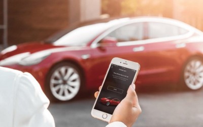 500 ιδιοκτήτες Tesla παρέμειναν κλειδωμένοι έξω από τα οχήματά τους ταυτόχρονα! Δείτε γιατί