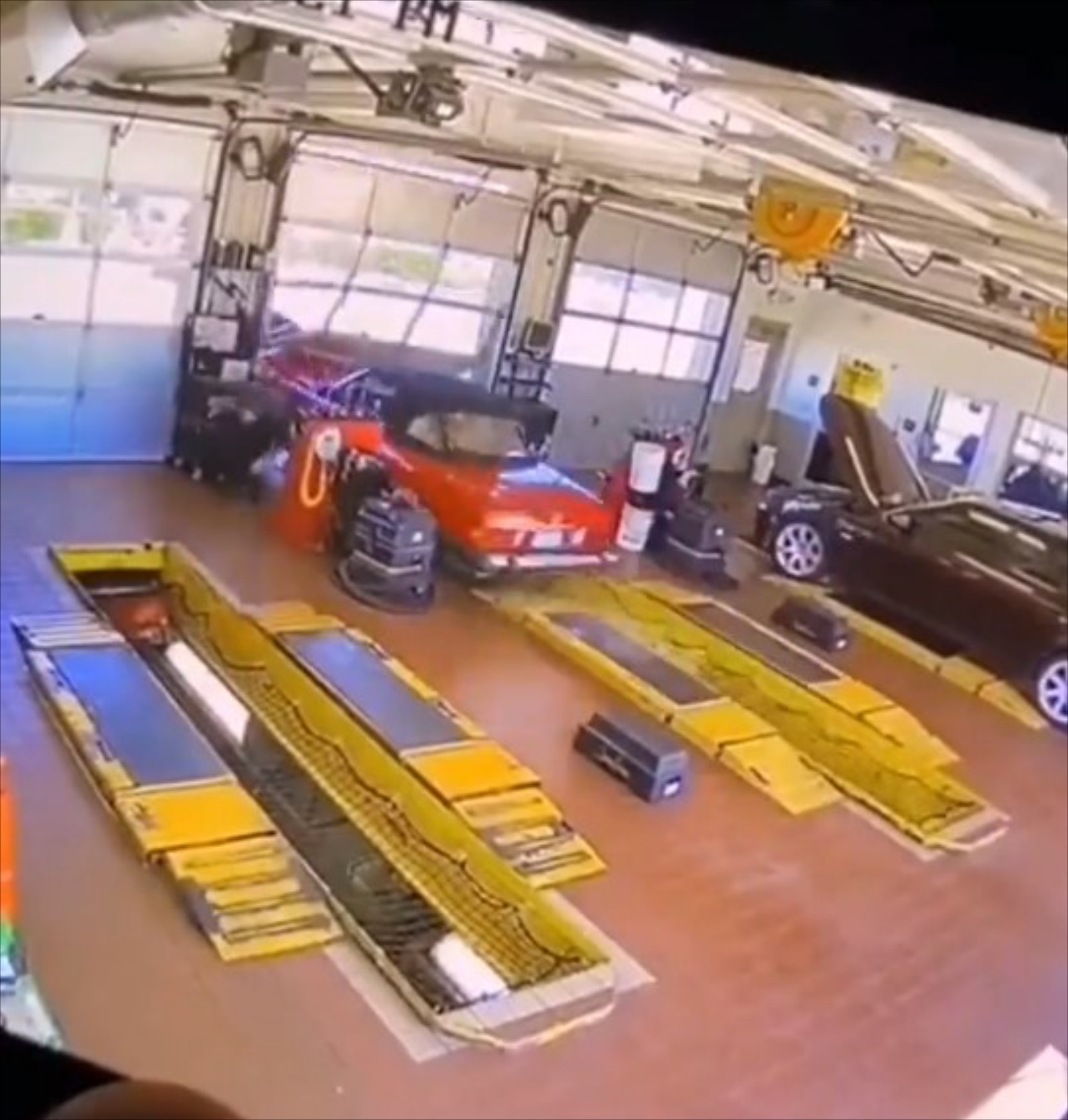 Πήγε για service και παραλίγο να γκρεμίσει το συνεργείο! (video)