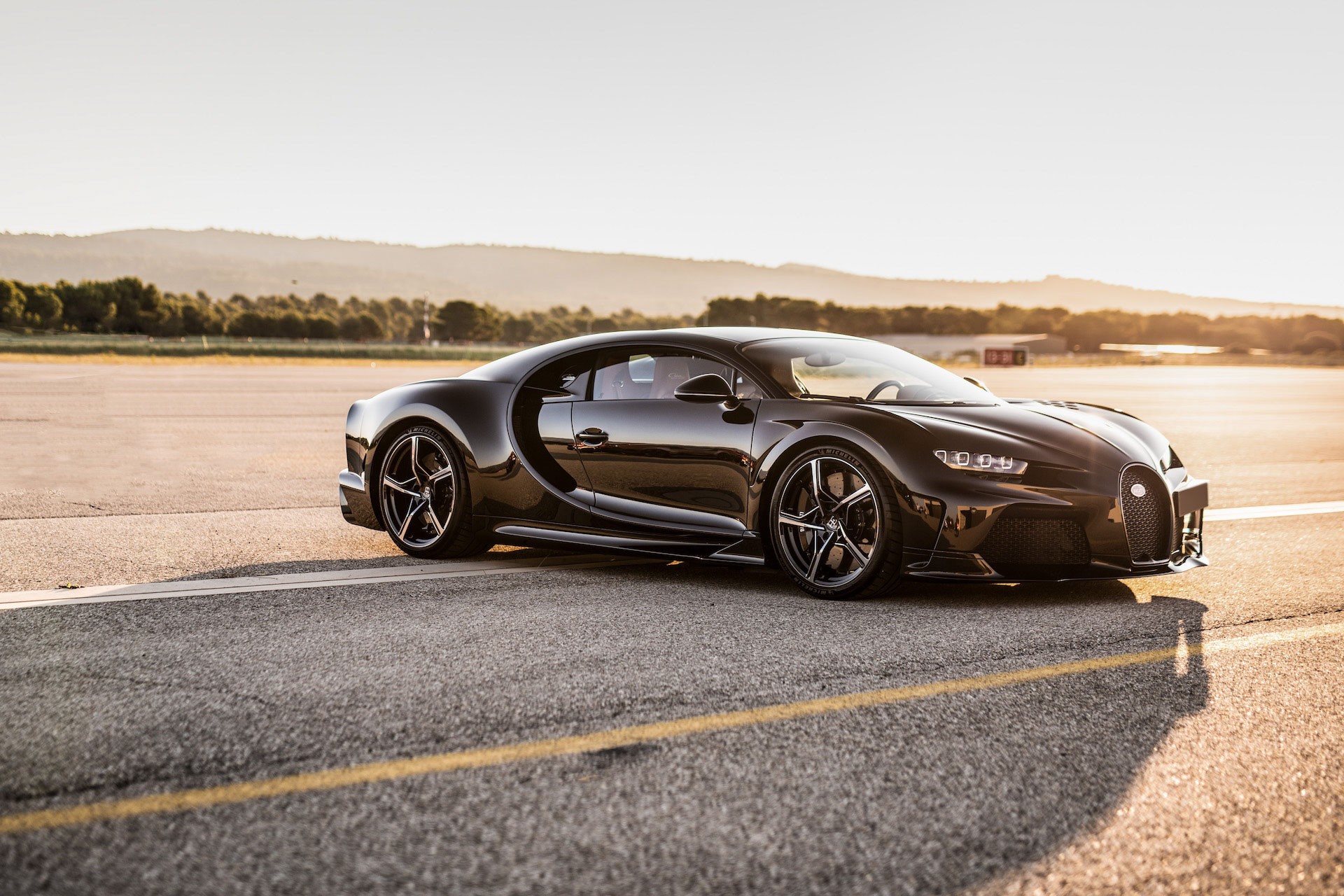 Δες τι χρειάστηκε η Bugatti Chiron SS για να πιάσει τα 439 km/h με ασφάλεια!