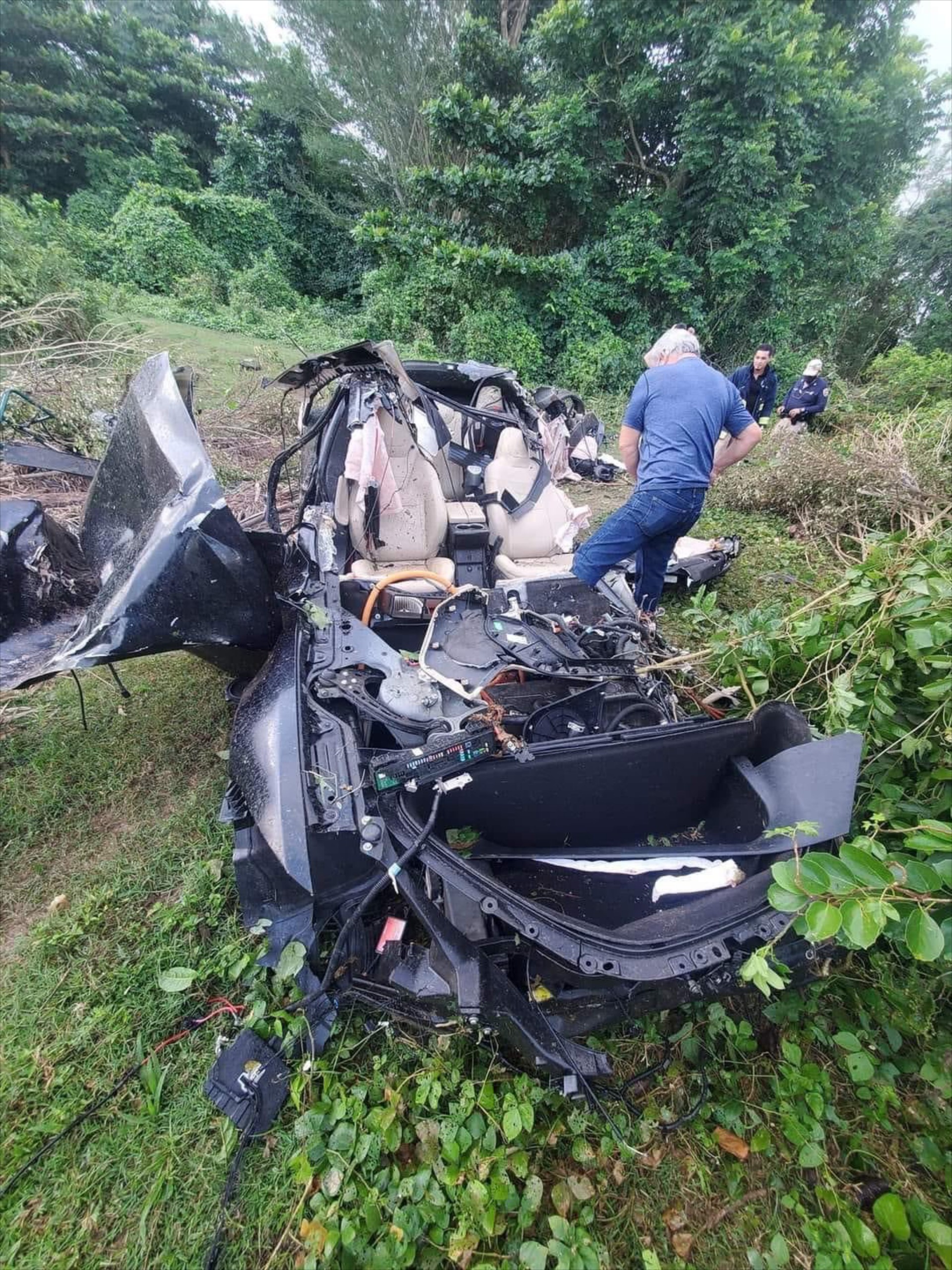 Έπεσε με το Tesla από γκρεμό και σώθηκε!