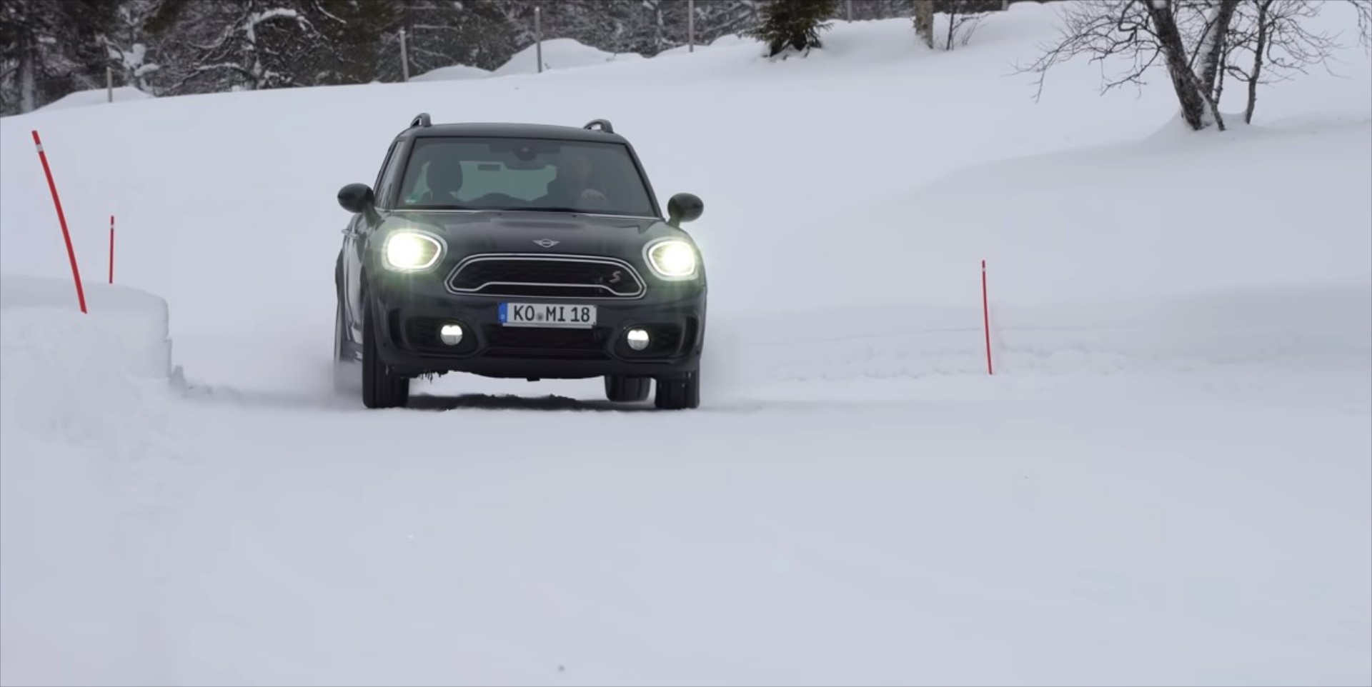 Ποιο είναι καλύτερο στο χιόνι; Προσθιοκίνητο με χιονολάστιχα ή τετρακίνητο με all season; (video)