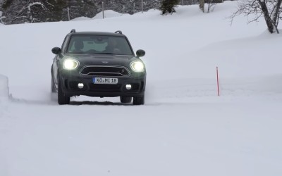 Ποιο είναι καλύτερο στο χιόνι; Προσθιοκίνητο με χιονολάστιχα ή τετρακίνητο με all season; (video)