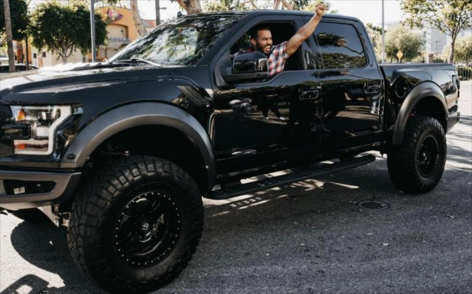 Ο “The Rock” χάρισε το προσωπικό του Ford F-150 VelociRaptor (video)