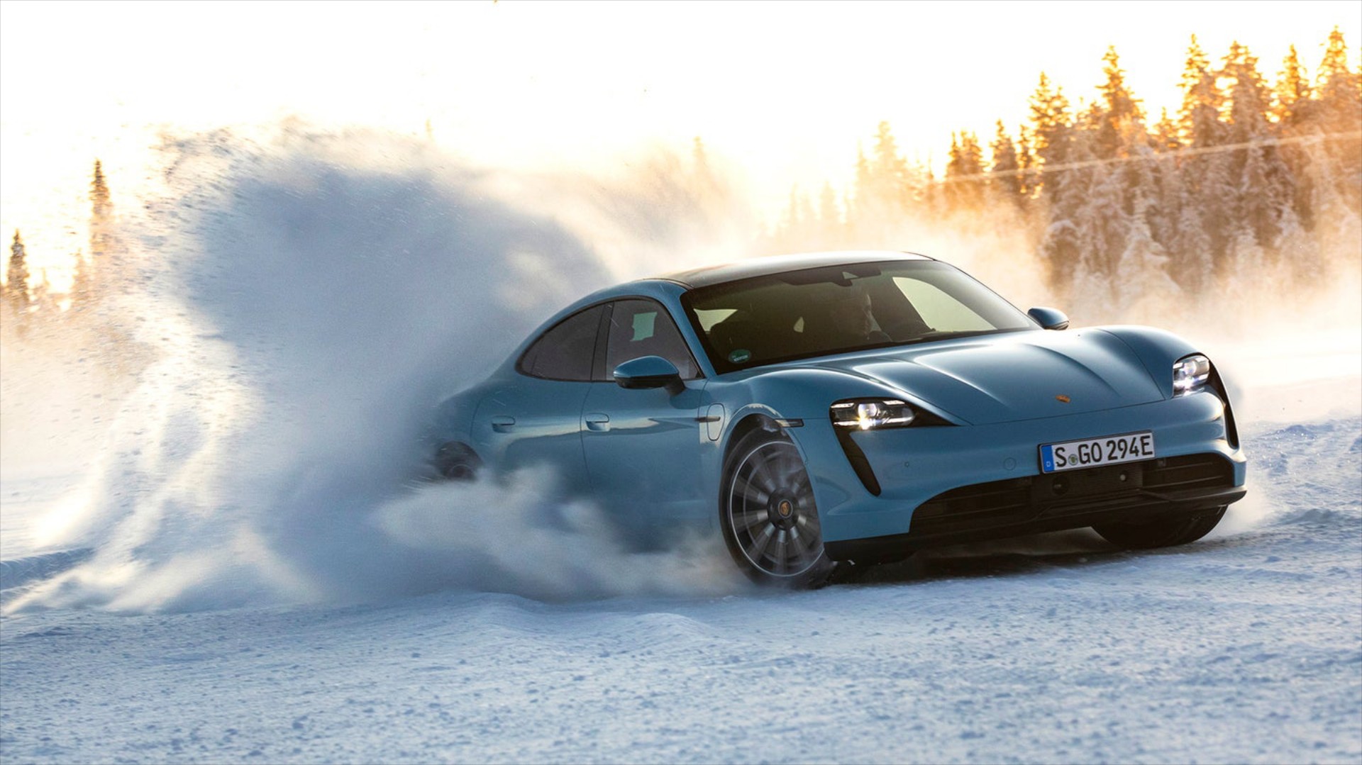 Δείτε την Porsche Taycan να χορεύει στον πάγο [video]
