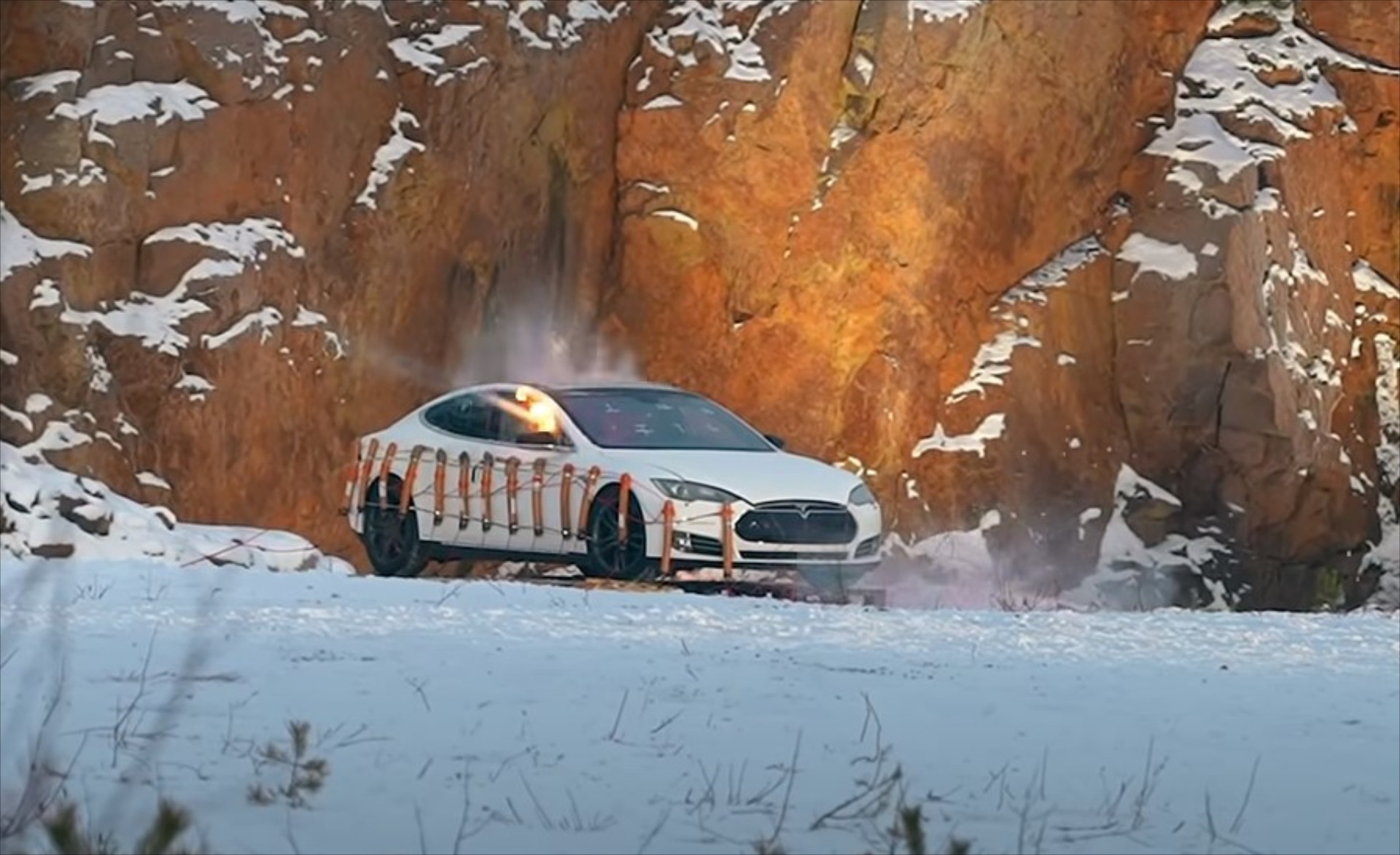 Δείτε οδηγό να ανατινάζει το Tesla του σε ένδειξη διαμαρτυρίας