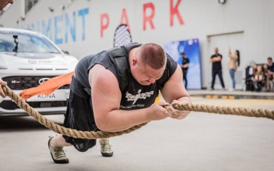 Απίστευτο: Ένας άνθρωπος έσυρε με τα χέρια 16 αυτοκίνητα της Hyundai [video]