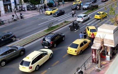 Αυτοκίνητο ή πεζός: Ποιος έχει προτεραιότητα στη διάβαση - Τι λέει ο ΚΟΚ (video από Κηφισίας)