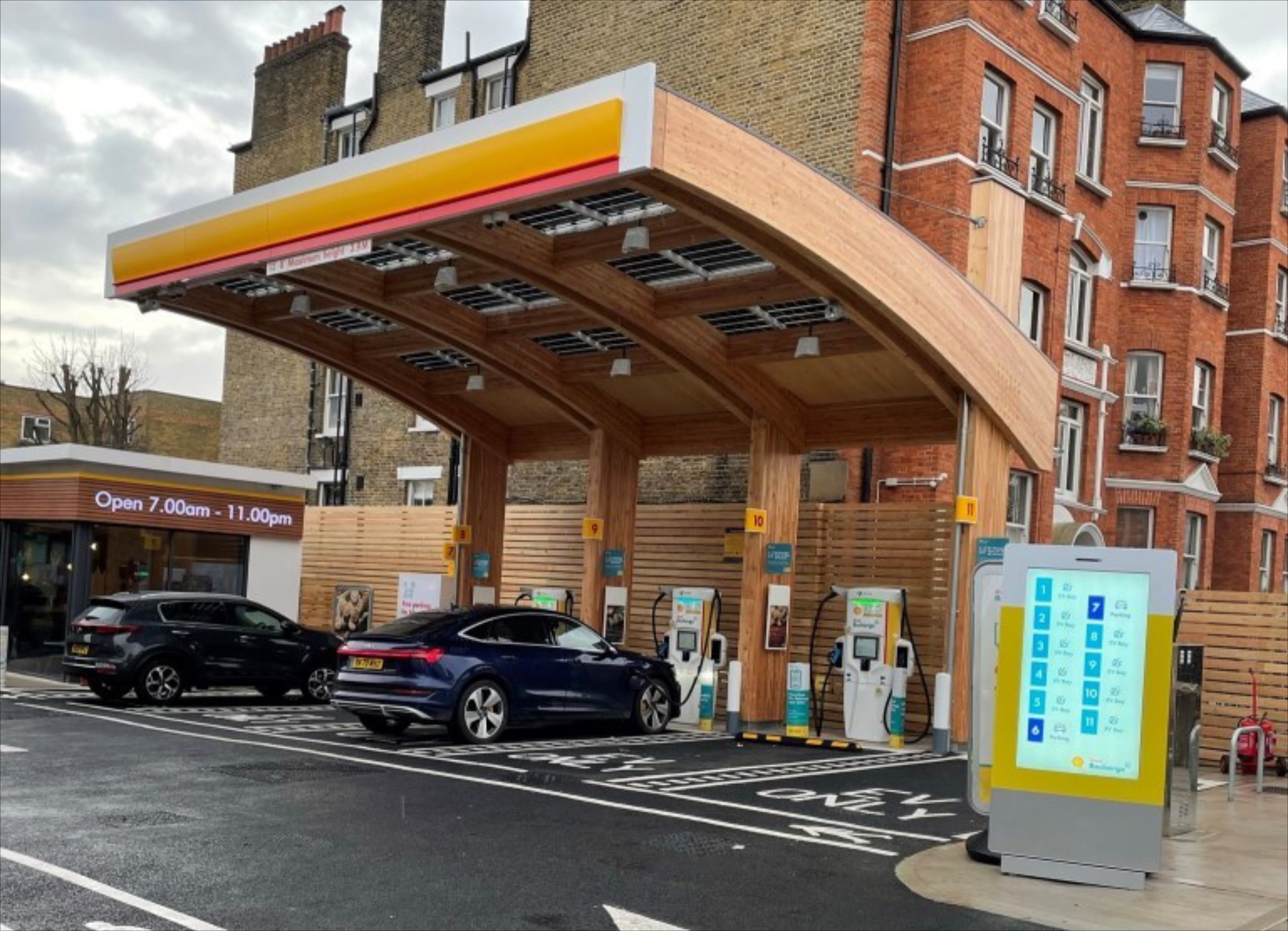 Η Shell ξεκινά τη μετατροπή των πρατηρίων καυσίμων σε σταθμούς φόρτισης 