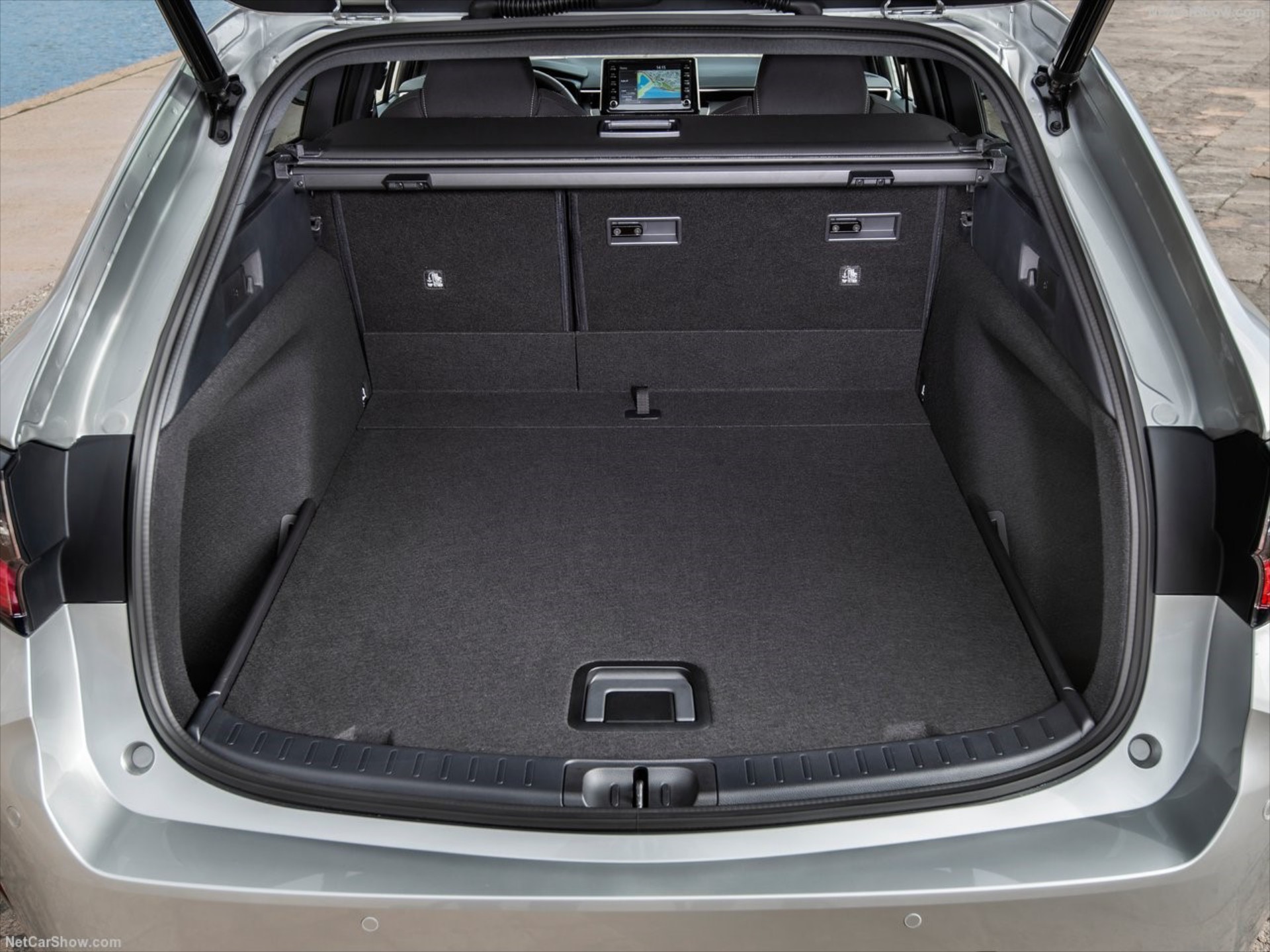 Υβριδικό οικογενειακό με χώρο αποσκευών 596 lt, μηδενικά Τέλη Κυκλοφορίας και τιμή 23.000 € - Ποιο είναι;