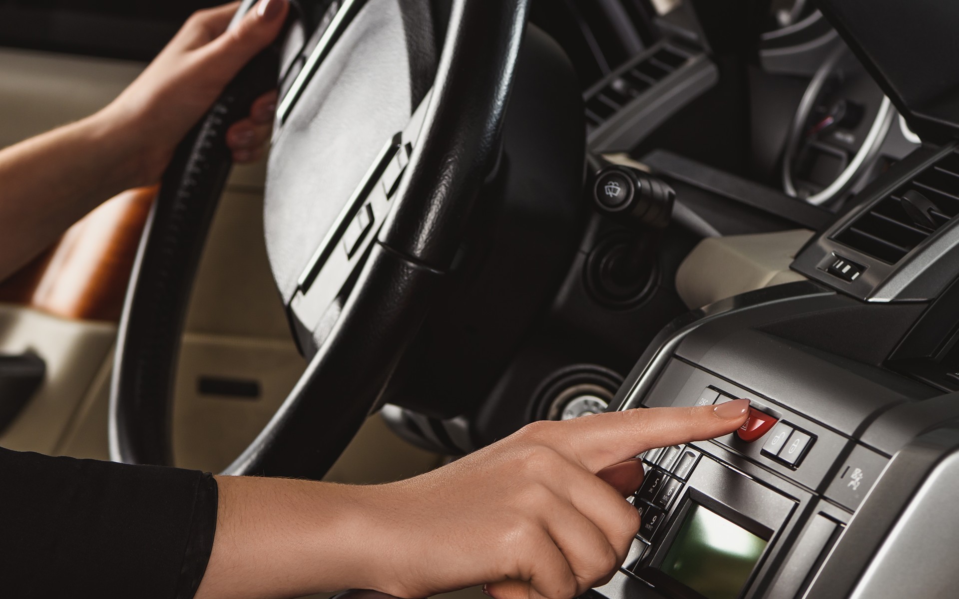 Το λάθος που κάνουν 9 στους 10 στο παρκάρισμα - Γιατί ανάβεις τα αλάρμ;