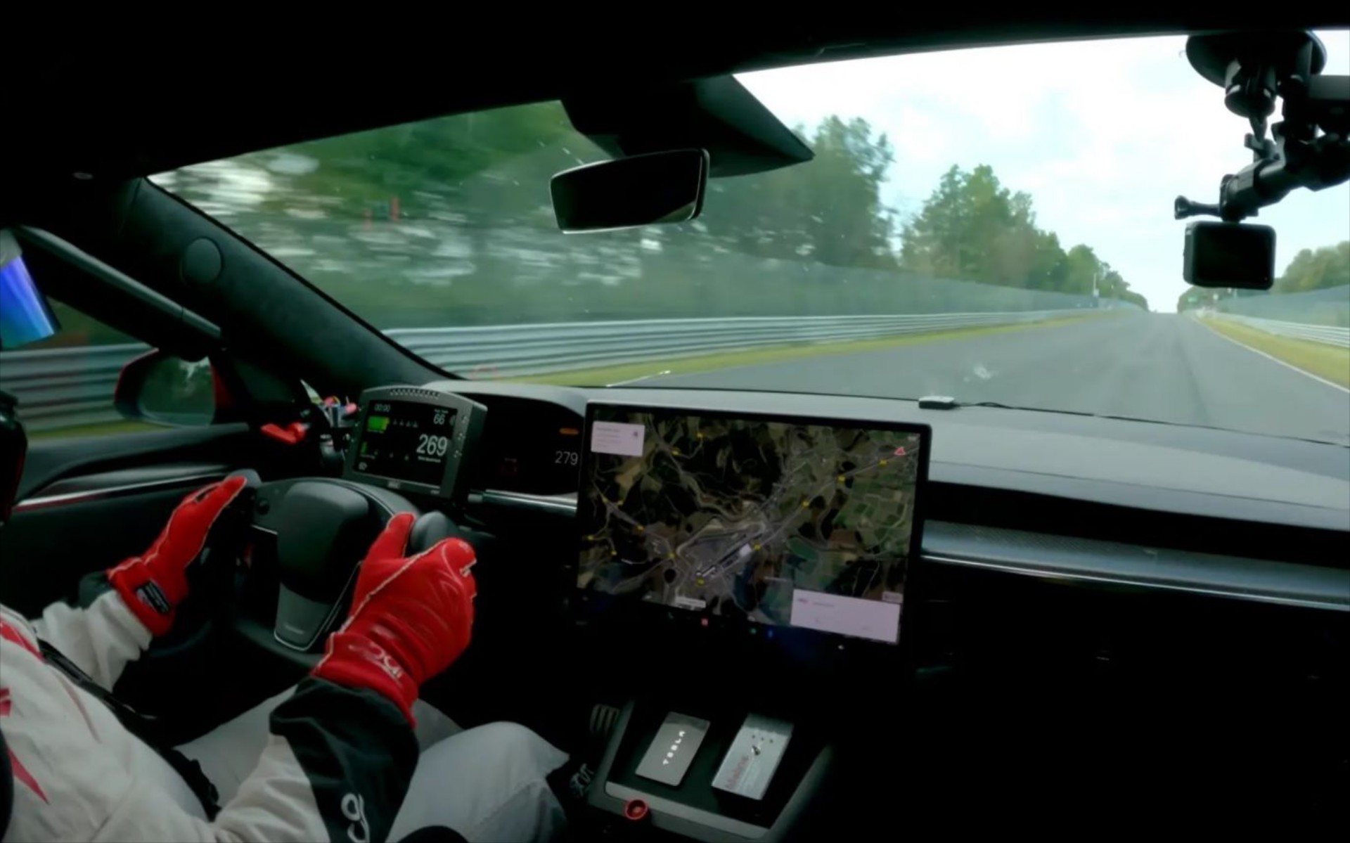 Δείτε το Tesla Model S Plaid να πιάνει 270 km/h σε 17