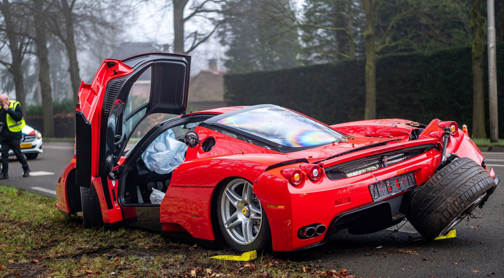 Πήρε τη θρυλική Ferrari Enzo για δοκιμή και την έκανε σμπαράλια [φωτογραφίες]