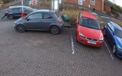 Έτσι σταματάς ένα αυτοκίνητο με τα χέρια! [video]