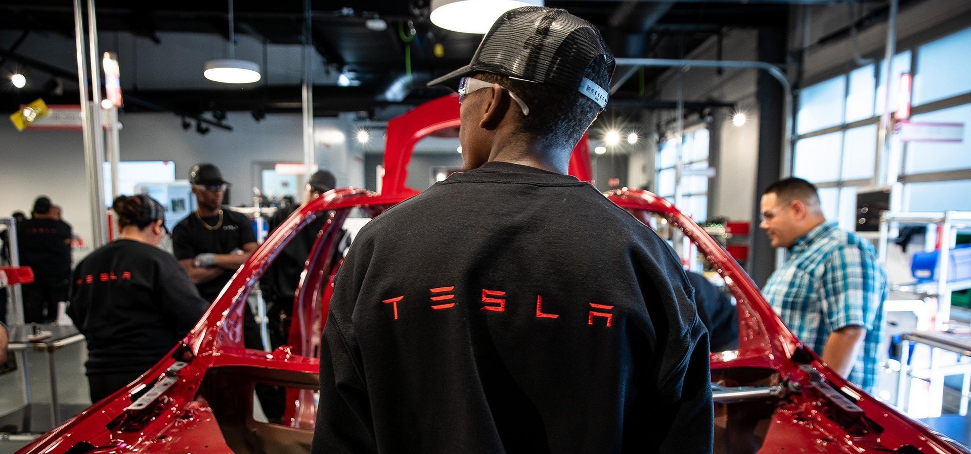Ξέρεις πόσους εργαζόμενους έχει η Tesla;